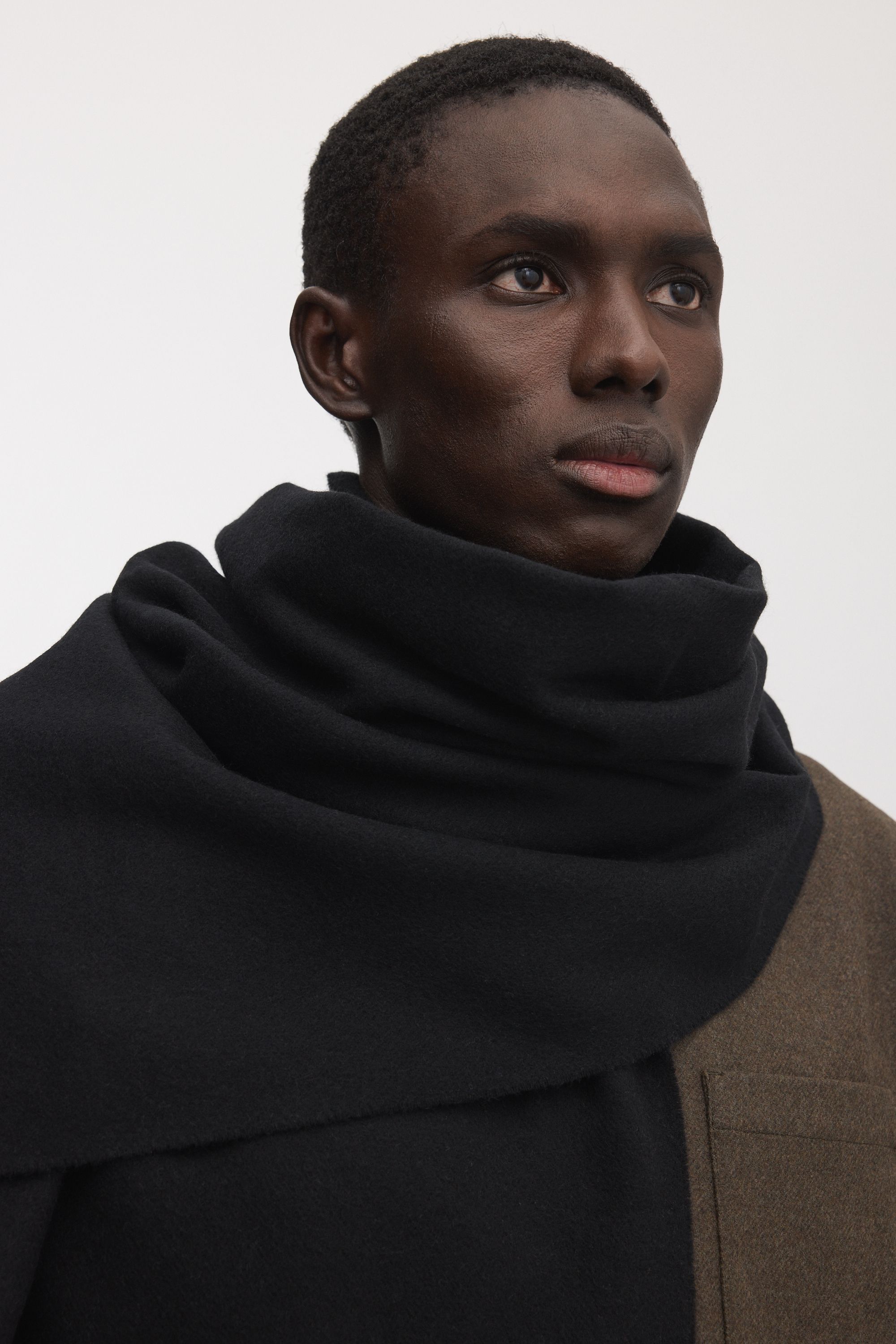 Image number 2 of The Oversized Cashmere Wool Scarf
