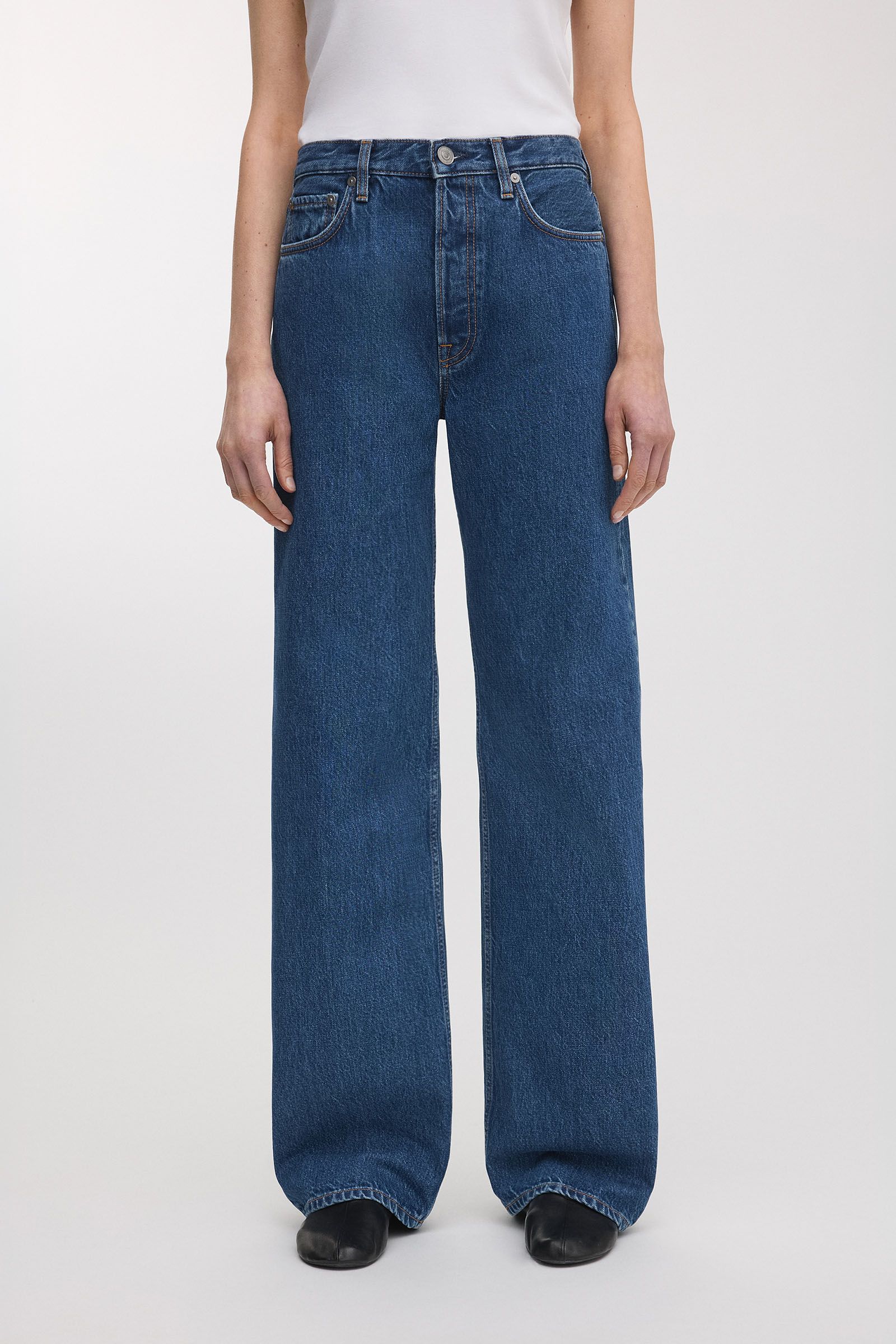 High-rise waist, loose fit, straight leg