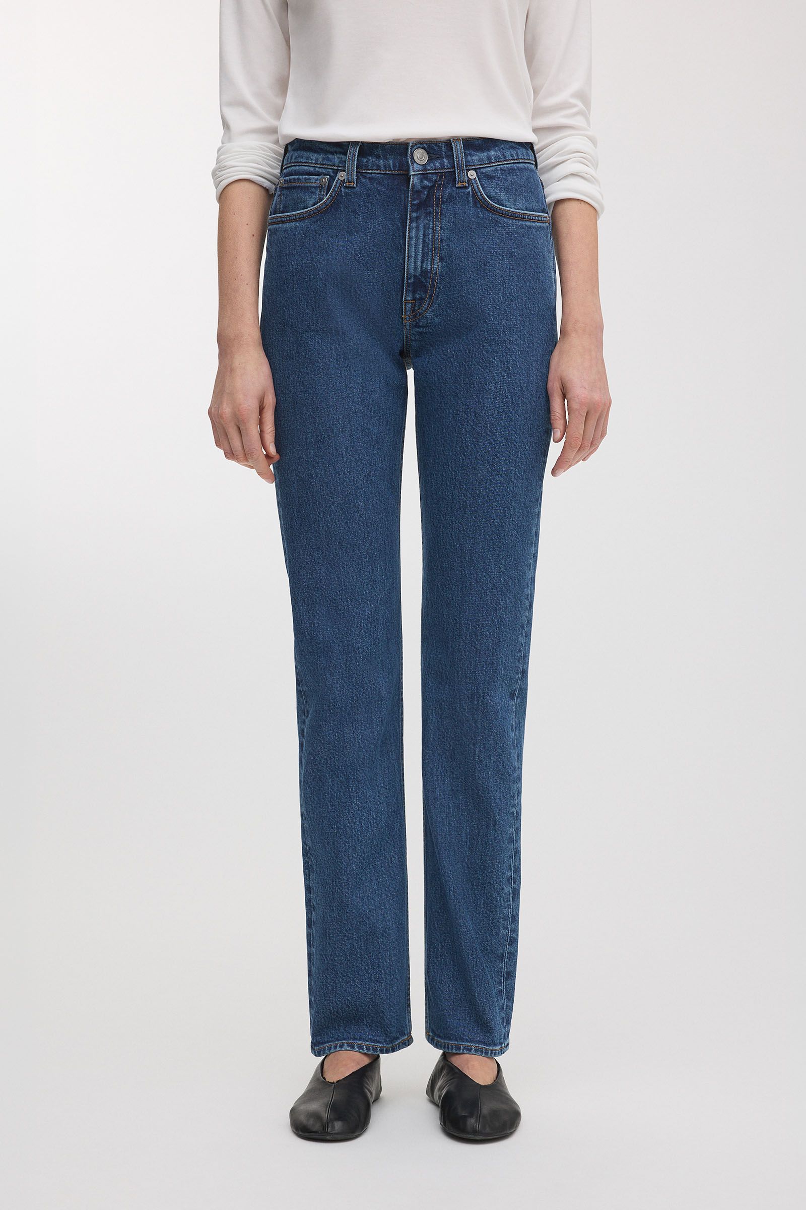 Mid-rise waist, slim fit, tapered leg