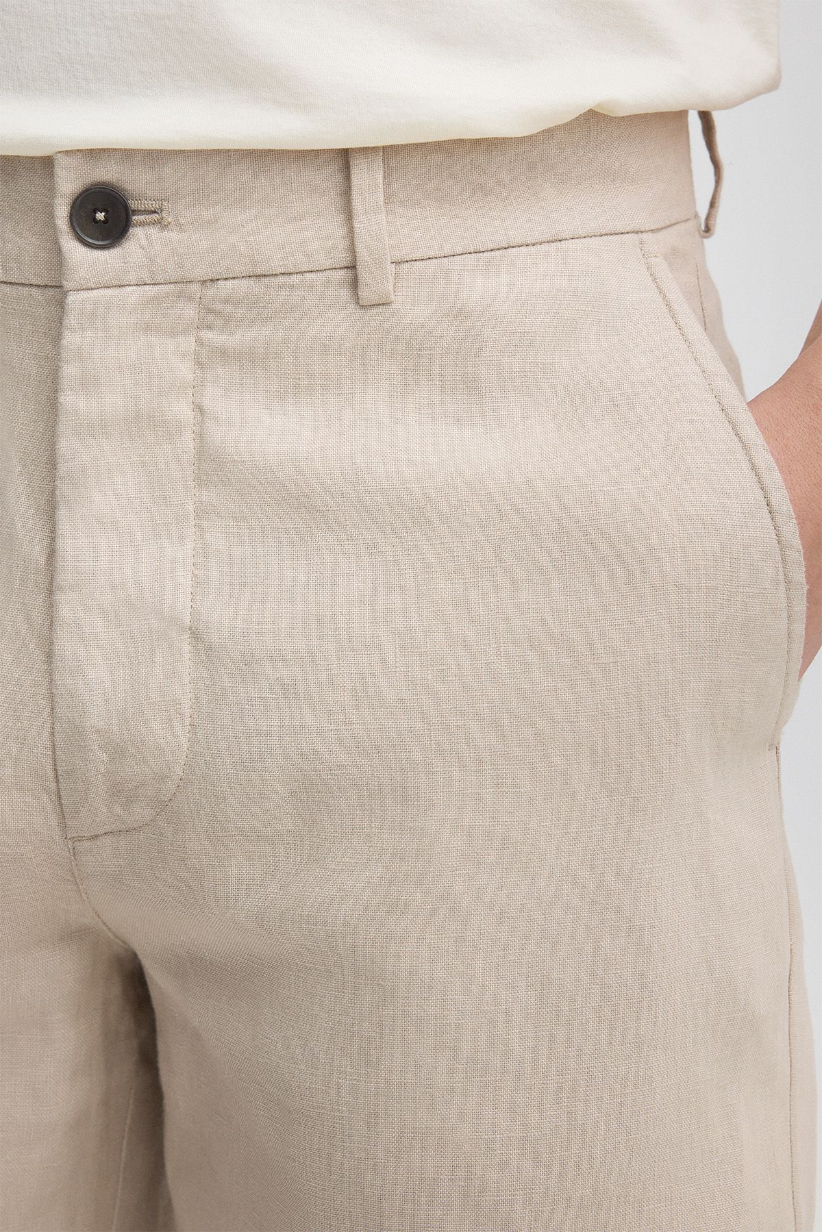 Slanted side pockets and welt pockets at back