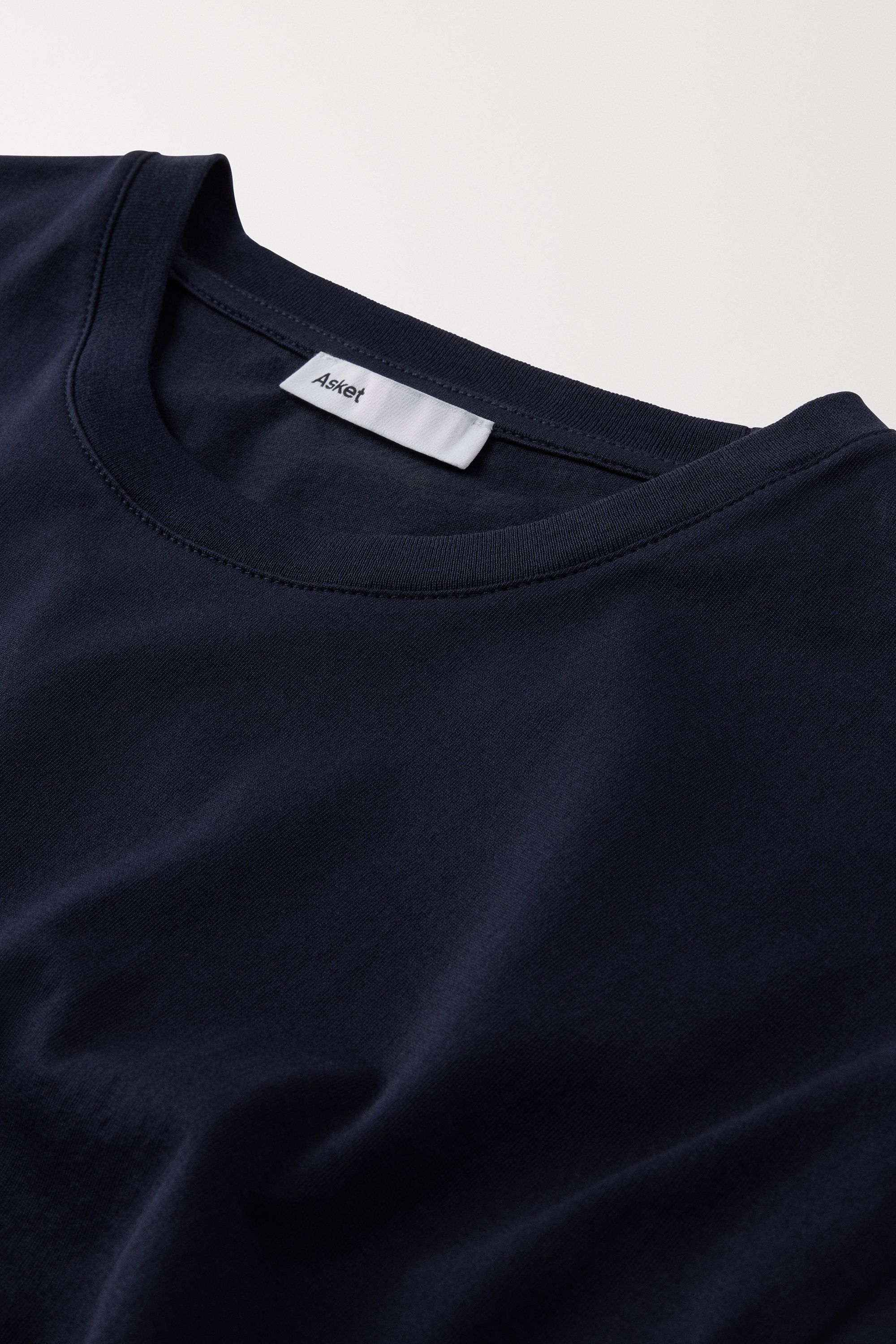 Fine rib-knitted set in crew-neck with single needle stitch