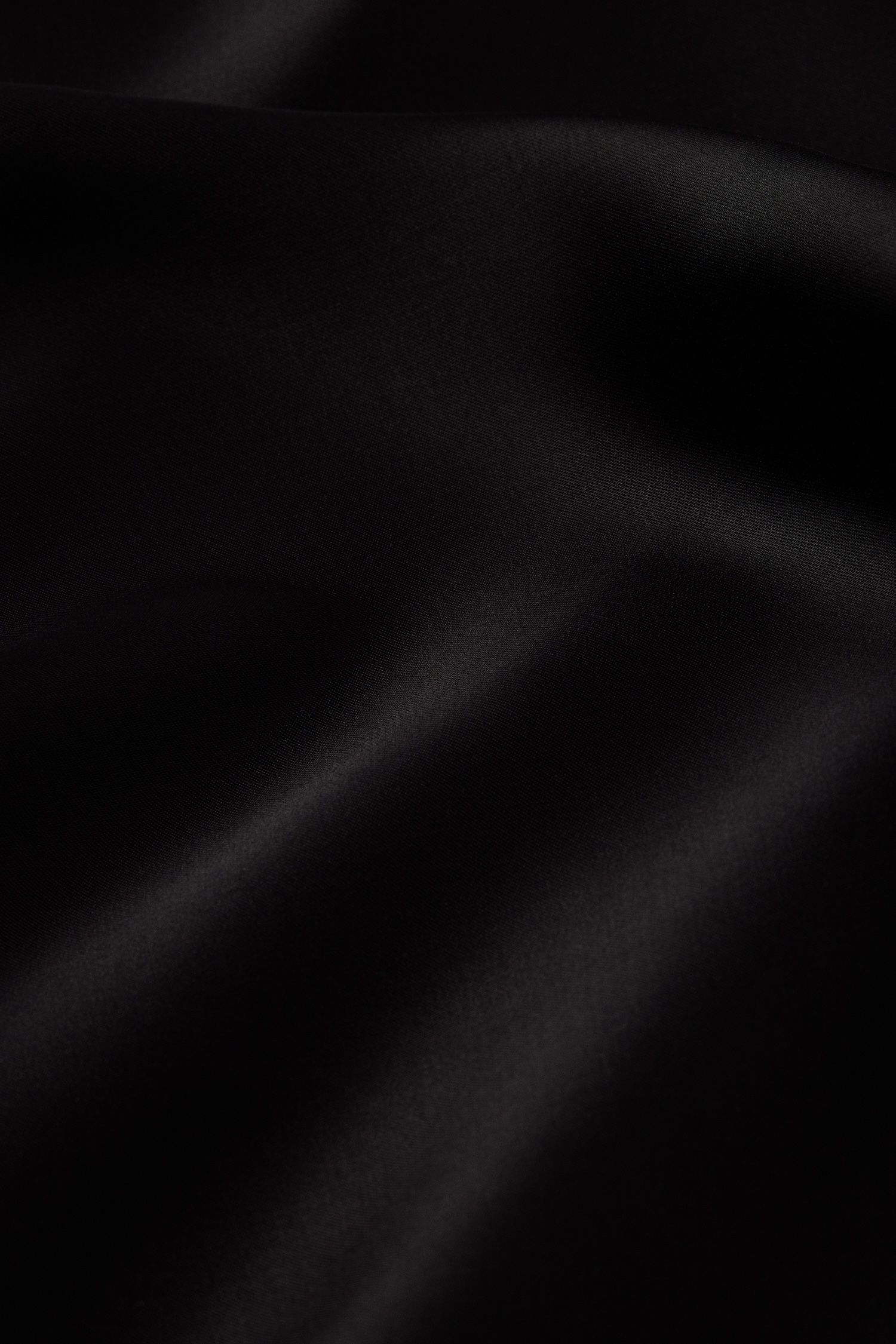 Fluid, slippery and lightweight 100% viscose satin weave