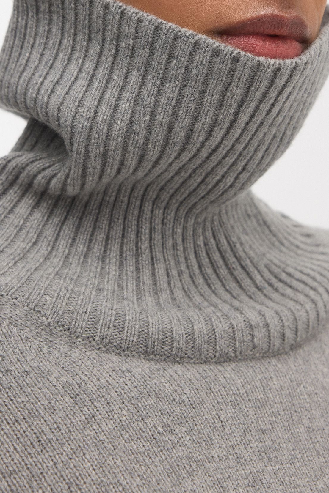 Image number 4 of The Cashmere Roll Neck v1.0 - Archive