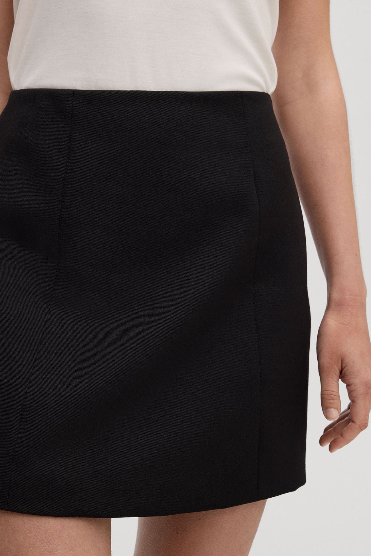 Breathable and naturally crease-resistant merino wool twill