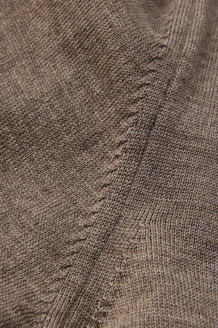 Fully fashioned details on armhole and neckline