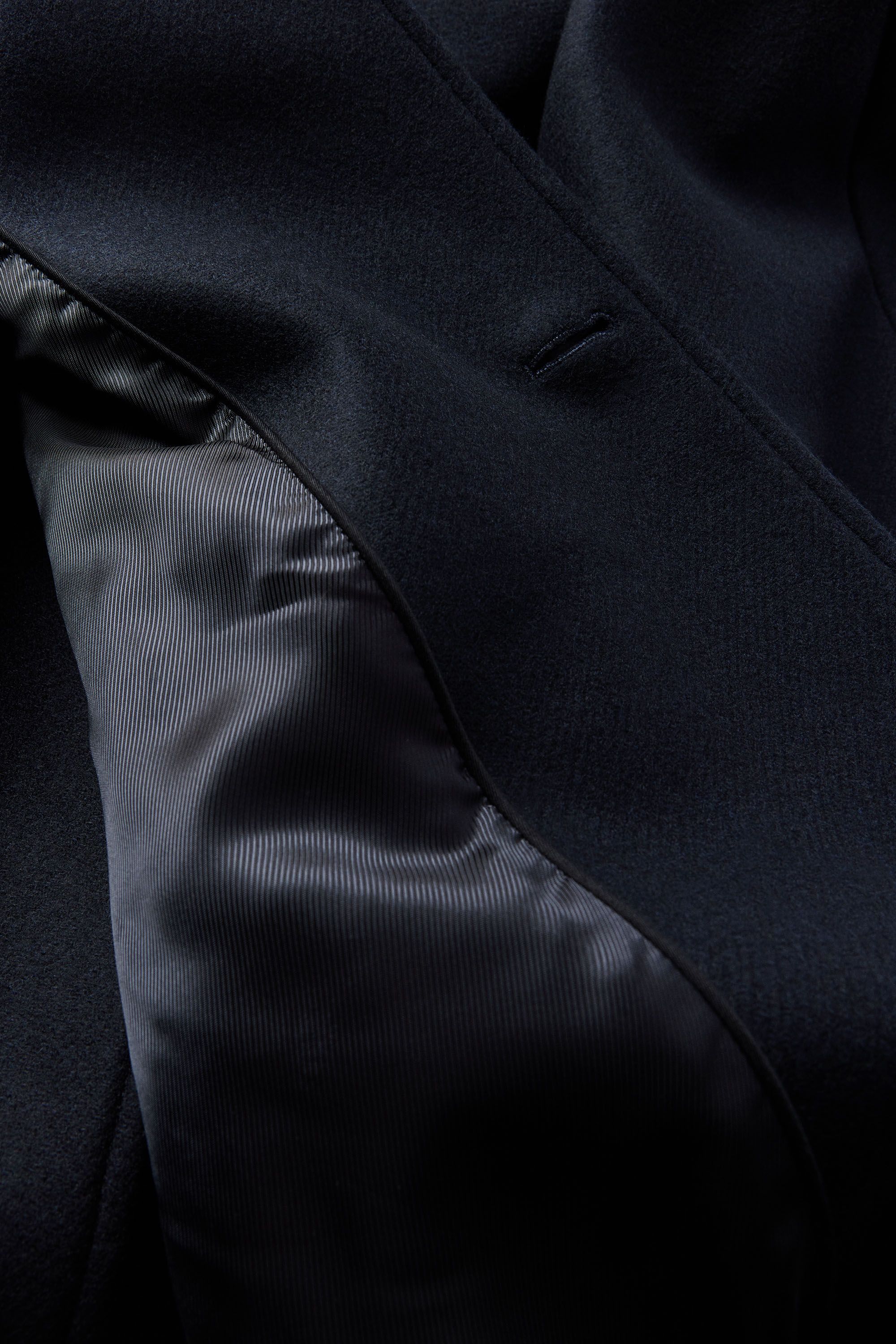 Fully lined interior in viscose twill with bound seams in black cotton piping