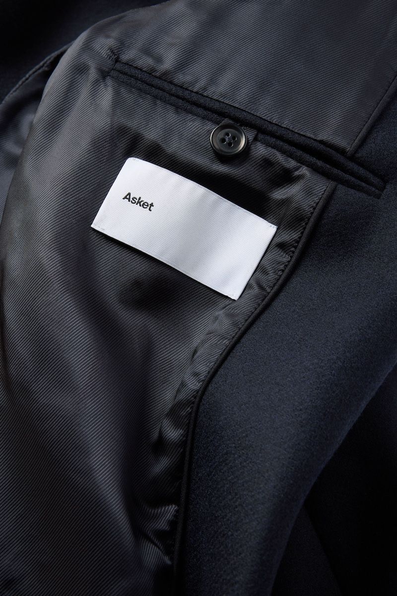 Inside jet pockets with button fastening on both sides, a large patch pocket on the right