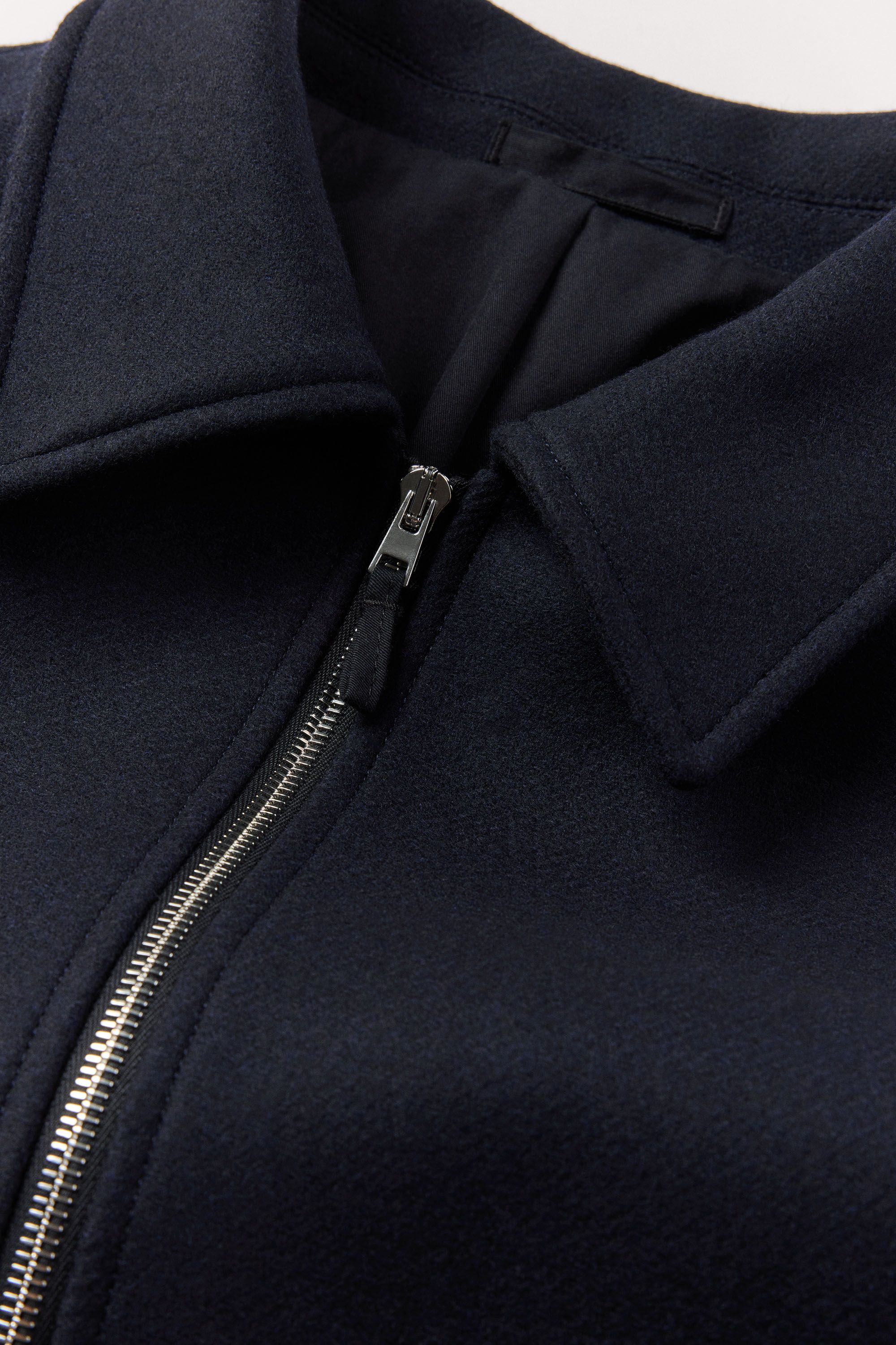 Cutaway collar