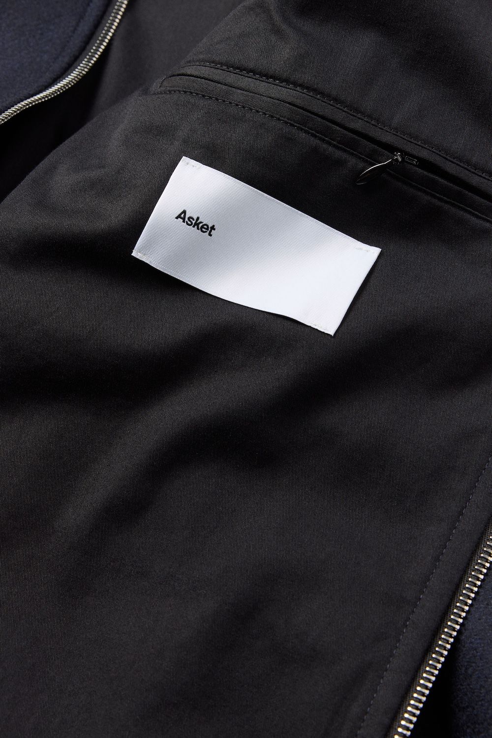 Inside jet pocket with zip closure on the left