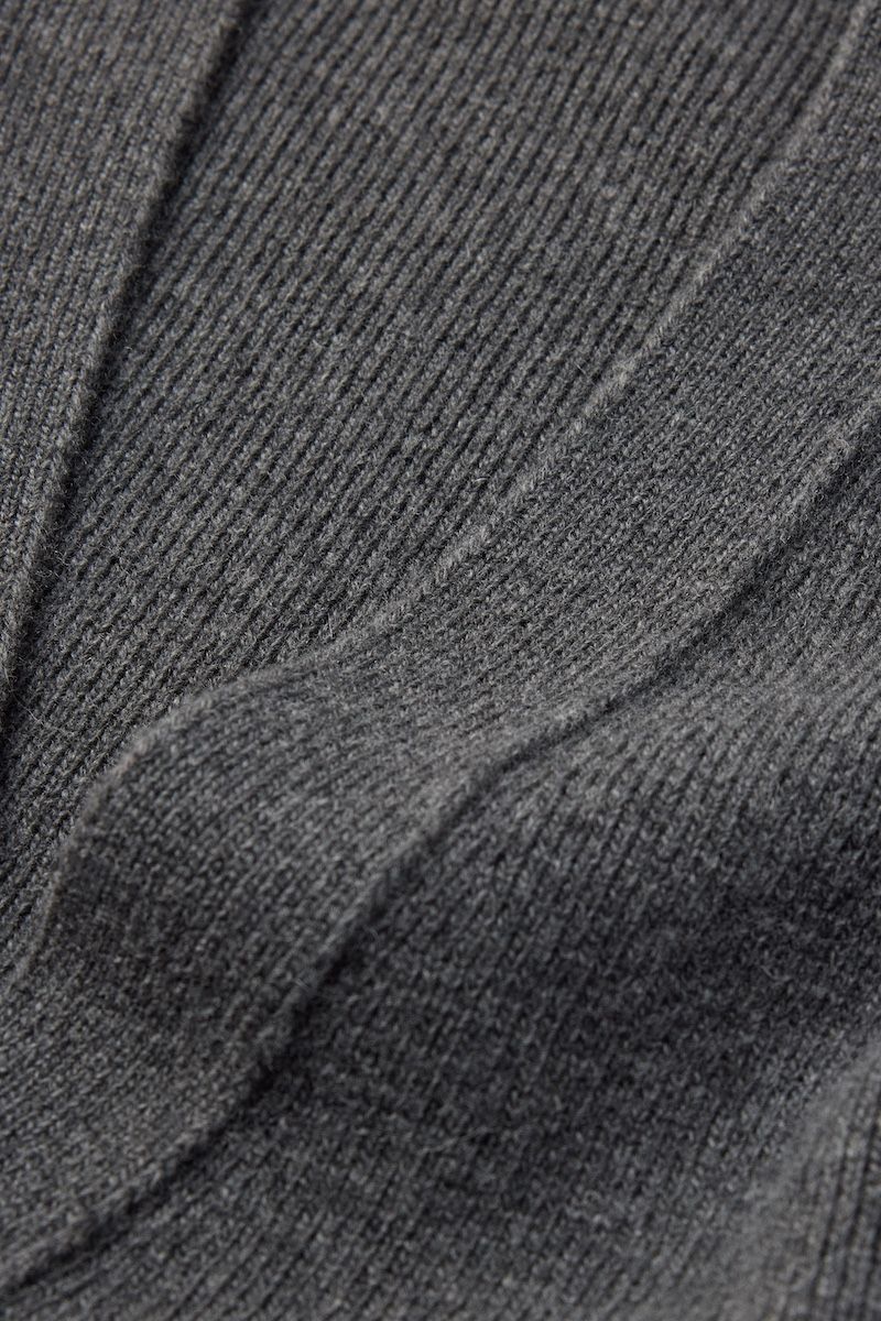 Soft and structured 7 gauge 3-ply full milano knit