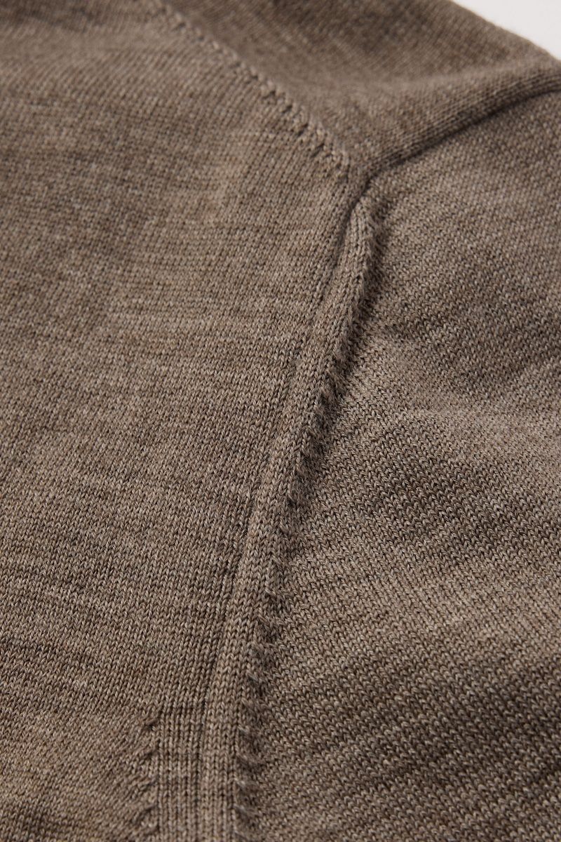 Fully fashioned details on armhole and neckline