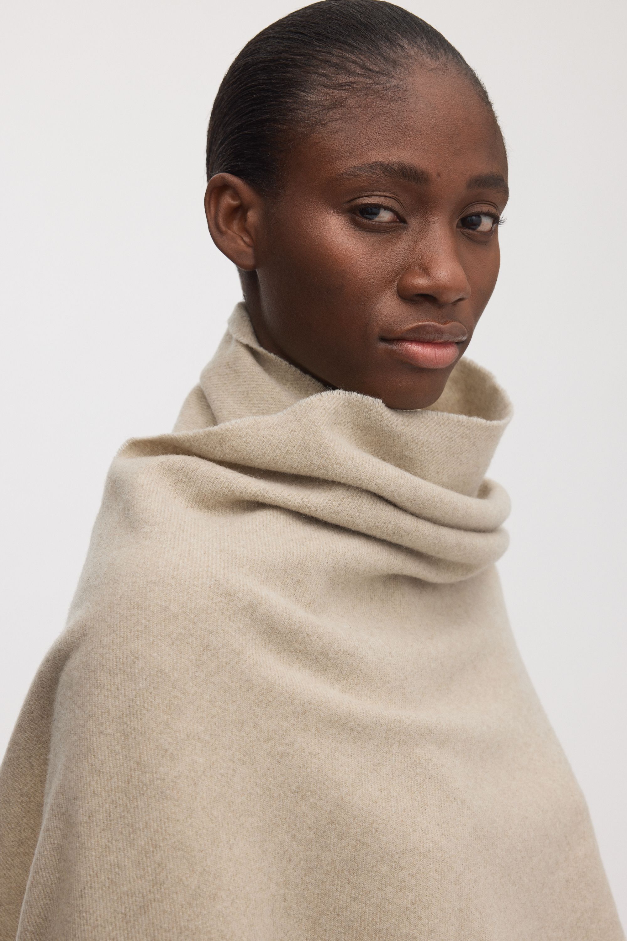 Image number 4 of The Oversized Cashmere Wool Scarf