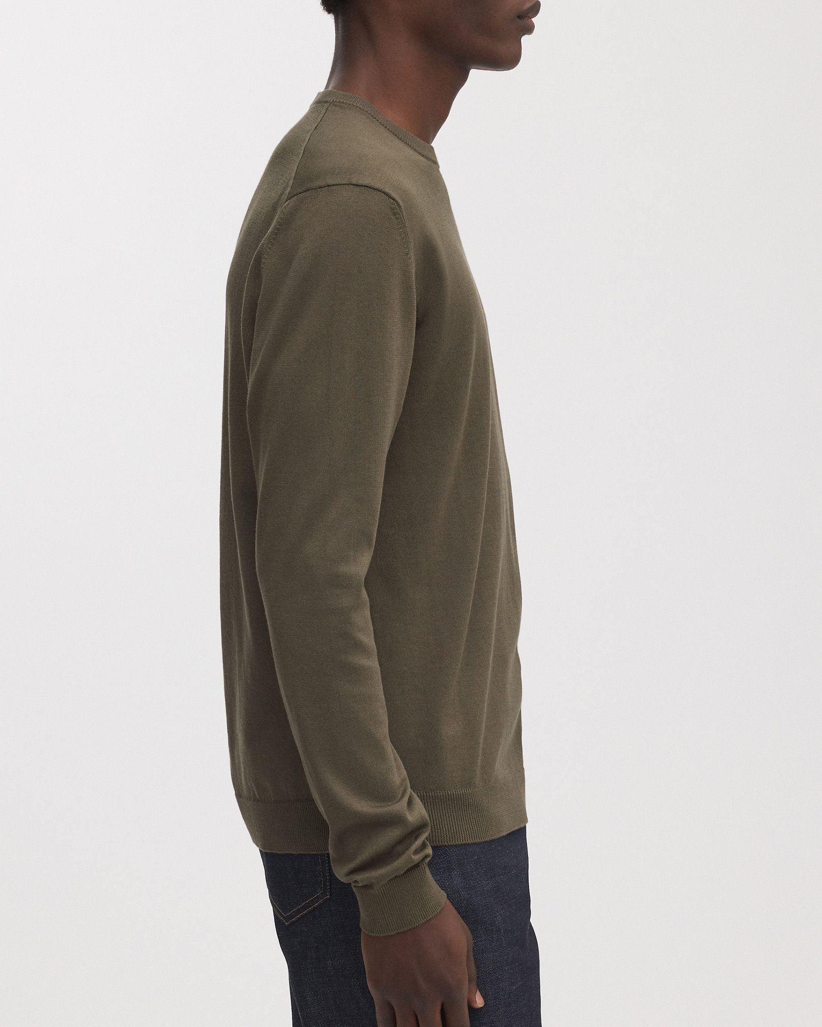 Discretely accentuated 1x1 rib-knitted collar, cuffs and hems