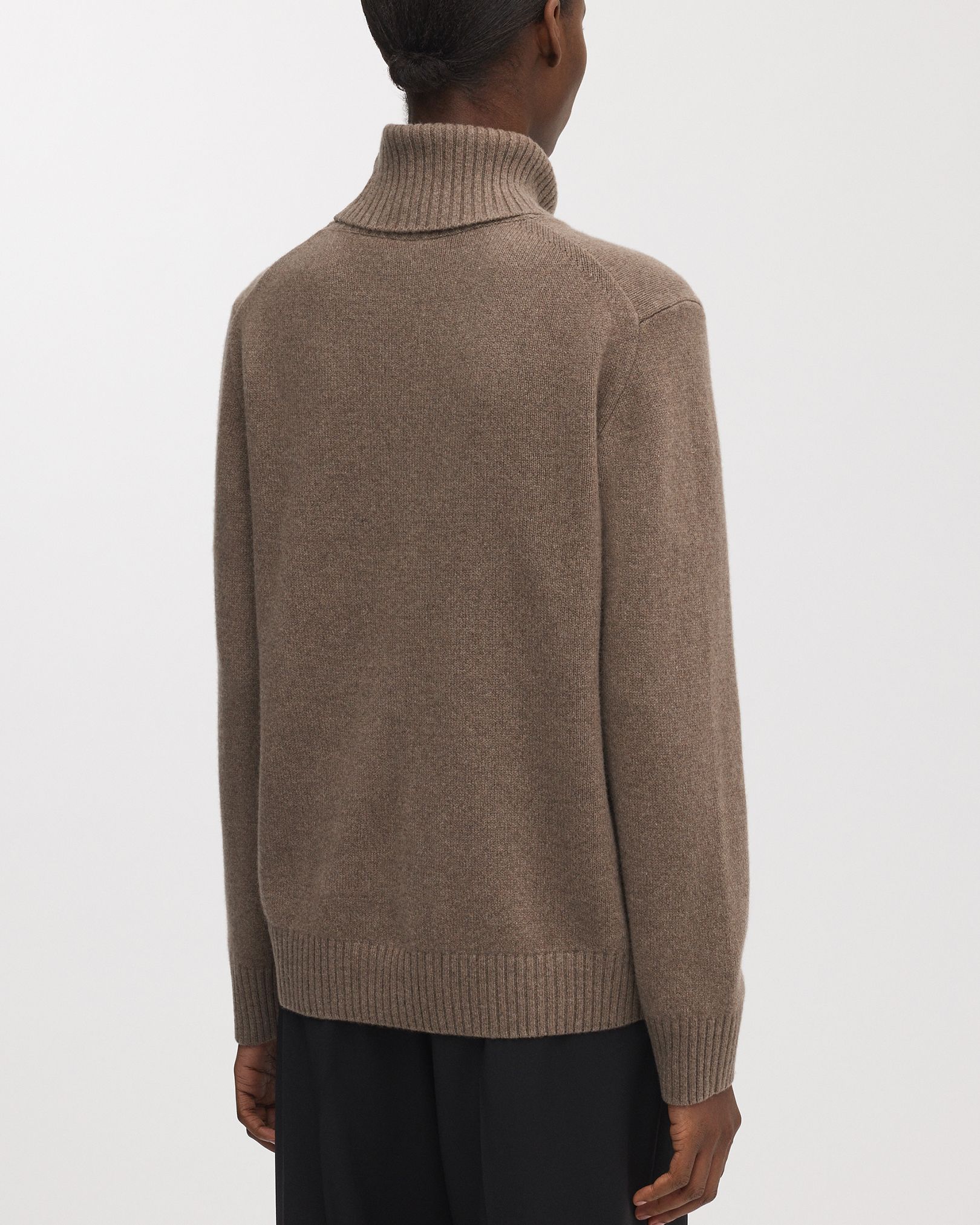 Accentuated 2x2 rib-knitted collar, cuffs and hem