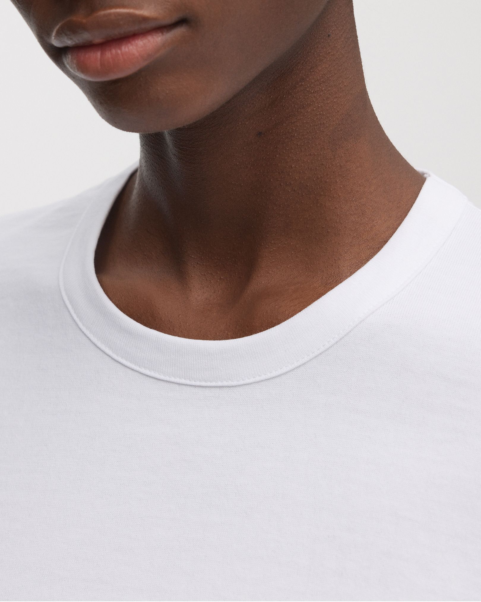 Accentuated body-fabric crew-neck