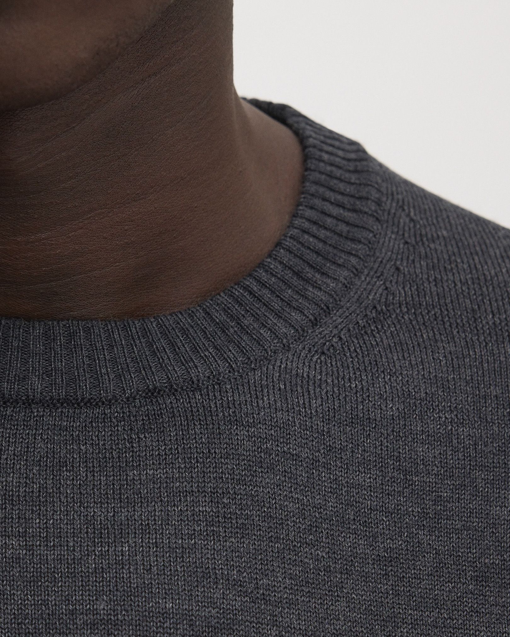 Signature 2x1 rib-knitted, reinforced collar and cuffs