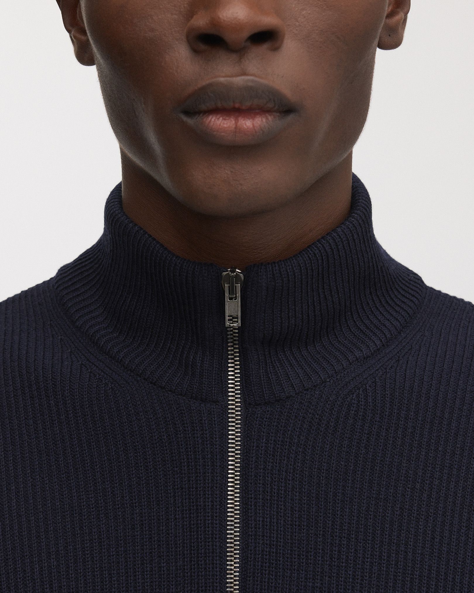 Signature 2x1 rib-knitted, reinforced collar and cuffs