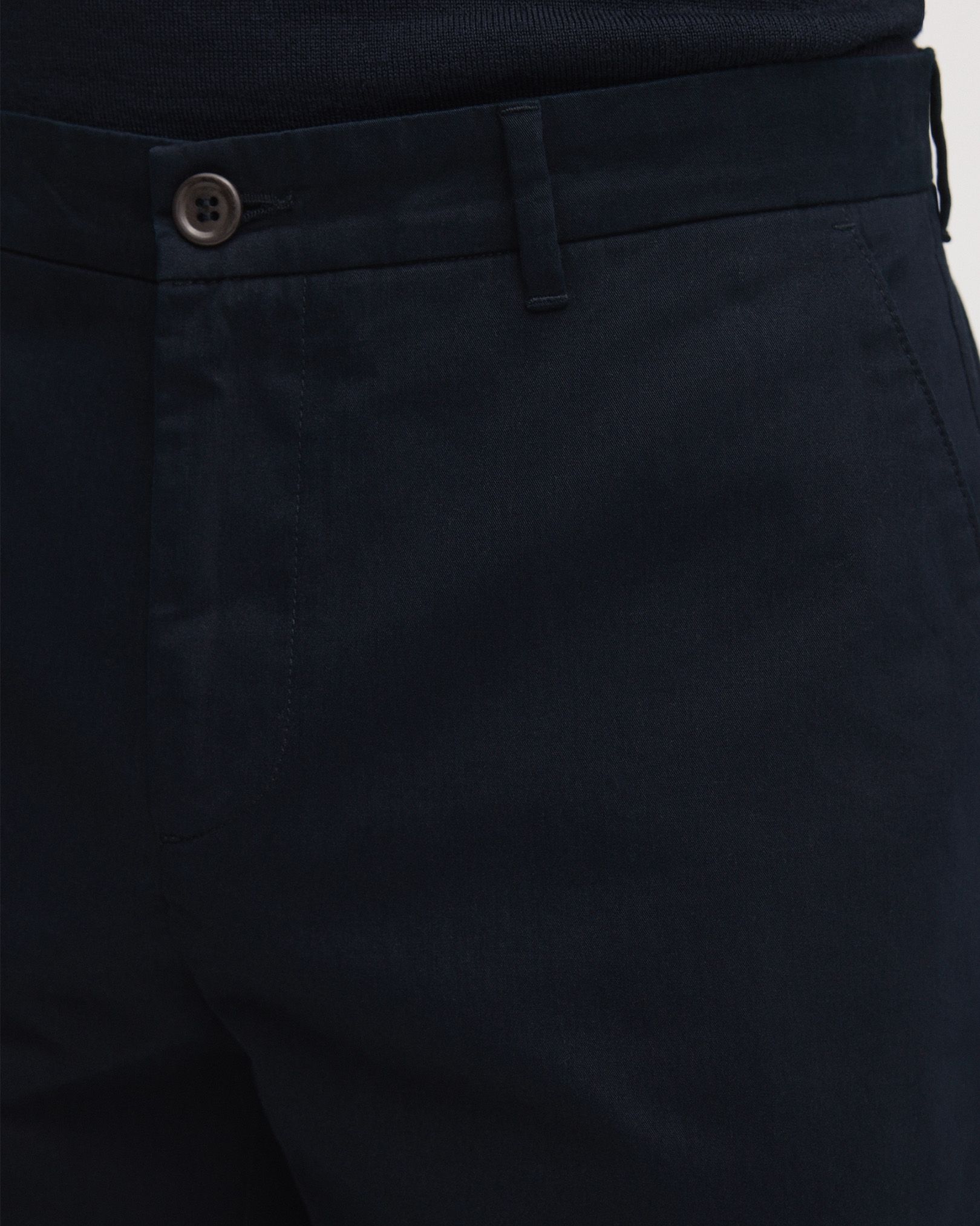 Clean waistband with corozo button and zip closure