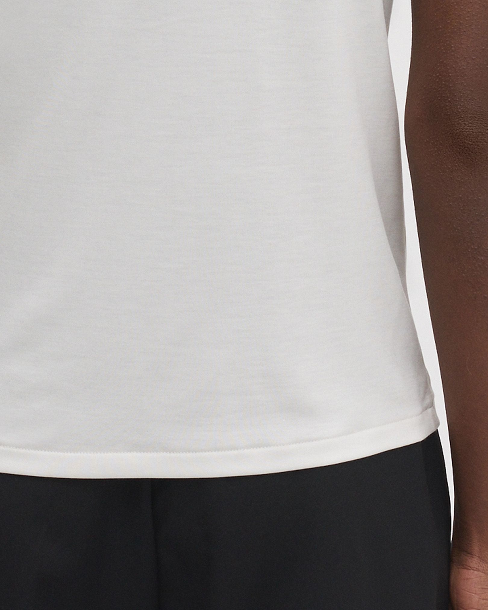 Fine, single-needle coverstitch at hems and cuffs