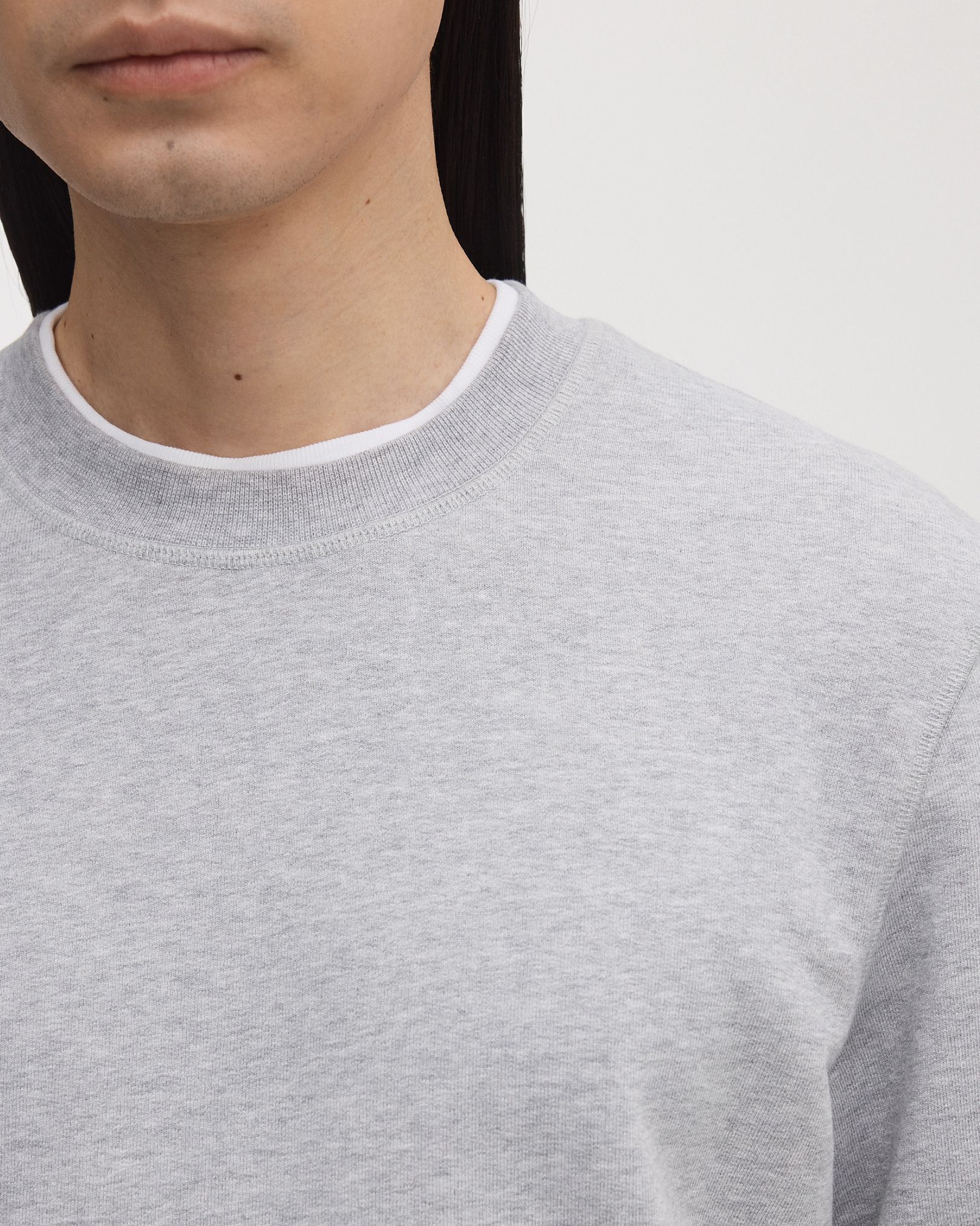 1x1 rib knitted and reinforced neckline, cuffs and hems