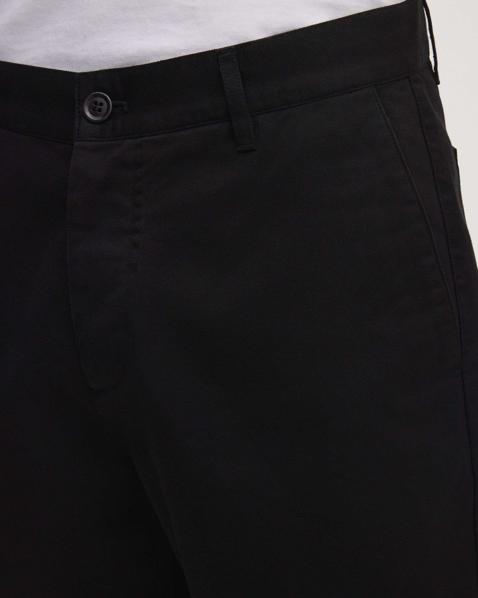 Clean waistband with corozo button and zip closure