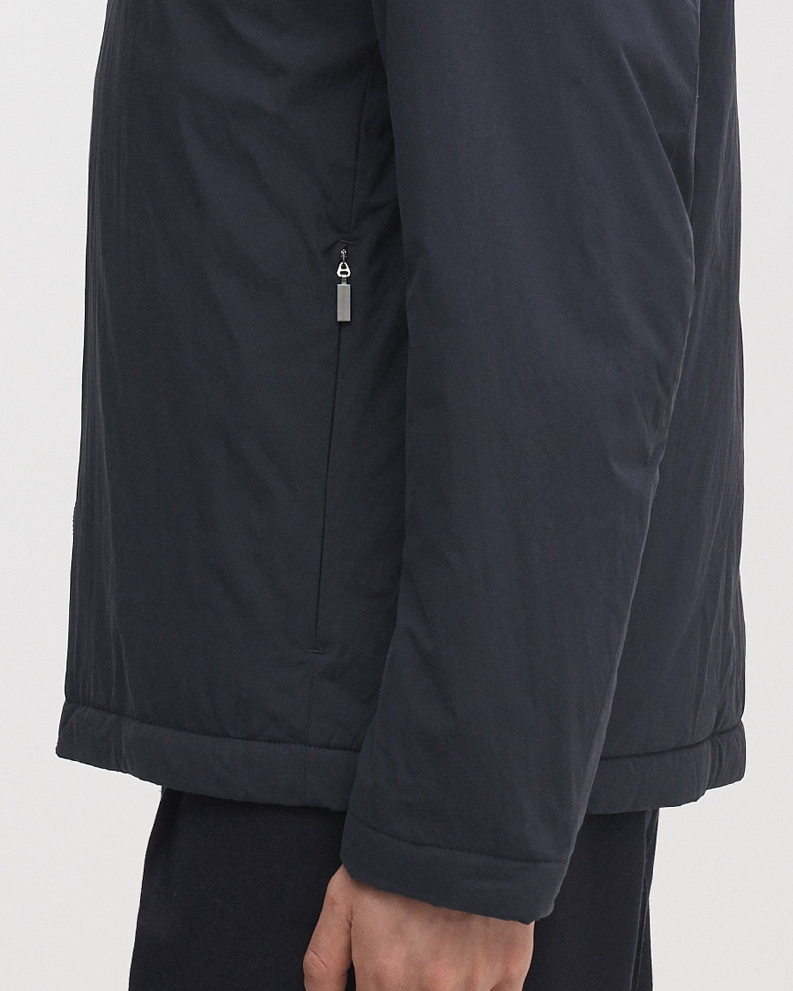 Hidden zipped side pockets at sideseams