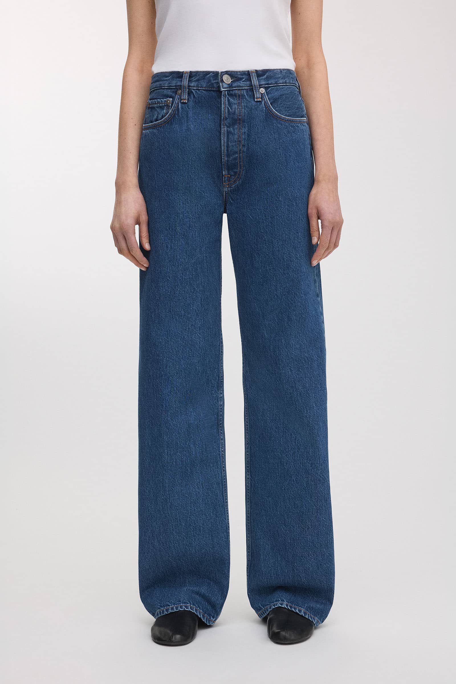 Mid-rise waist, loose fit, straight leg