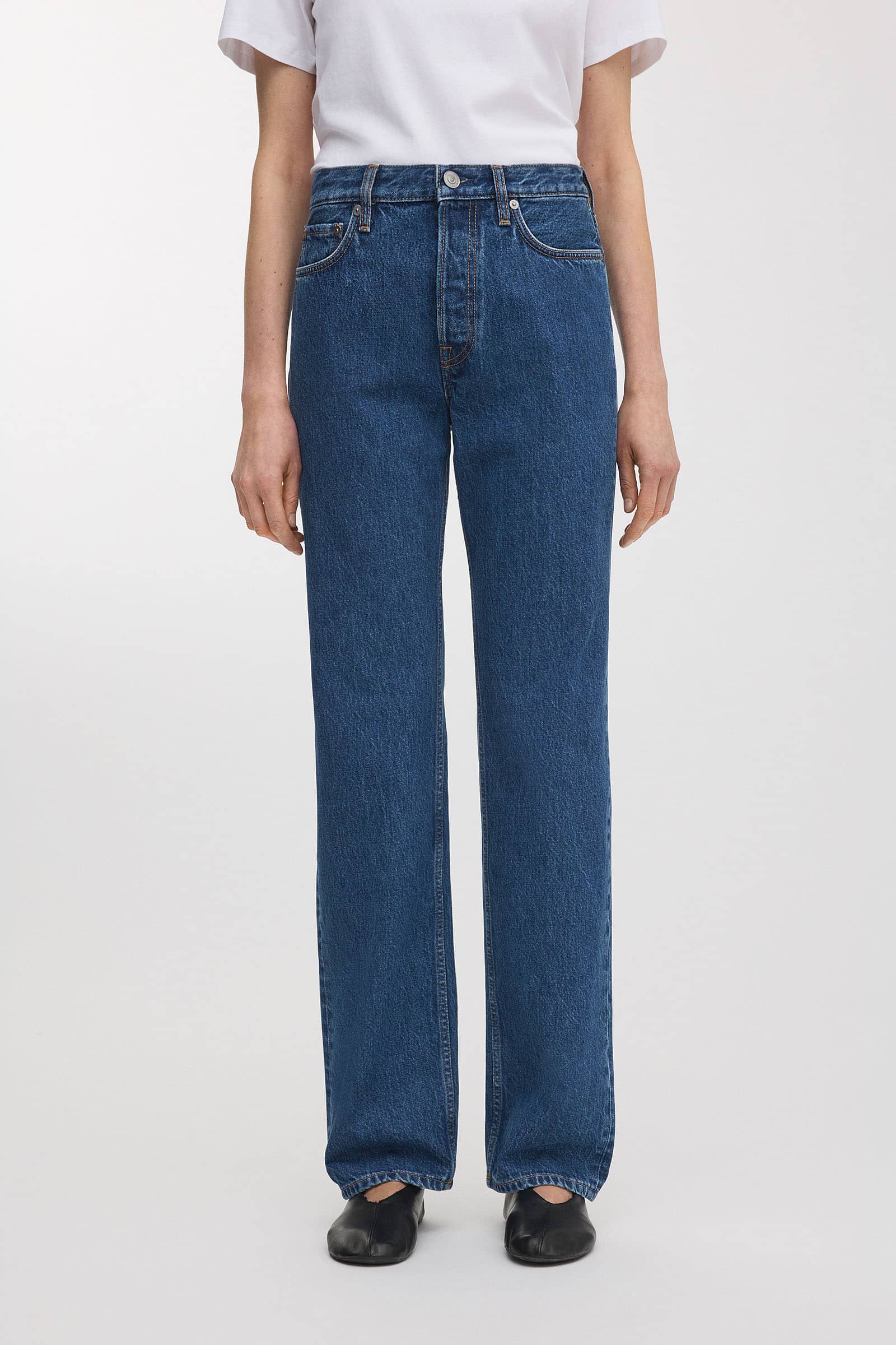 Mid-rise waist, regular fit, straight cut leg