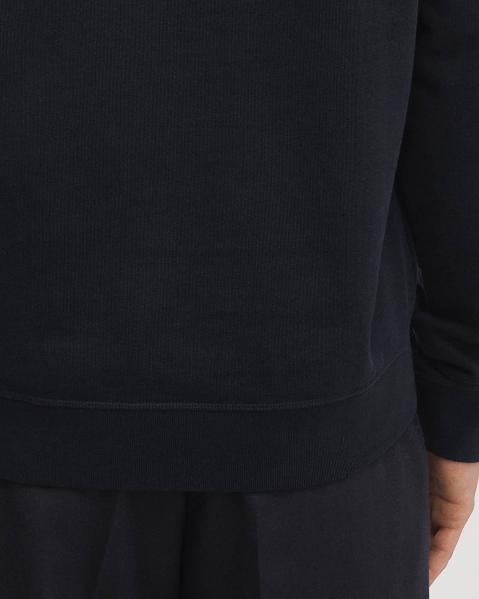 Reinforced, rib-knitted neckline, cuffs and hem with flatlock stitching