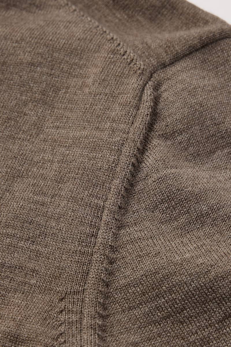 Fully fashioned details on armhole and neckline