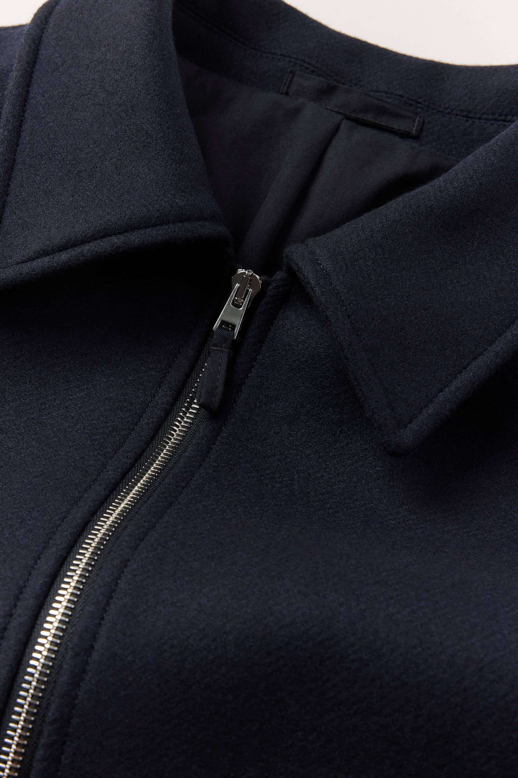 Cutaway collar