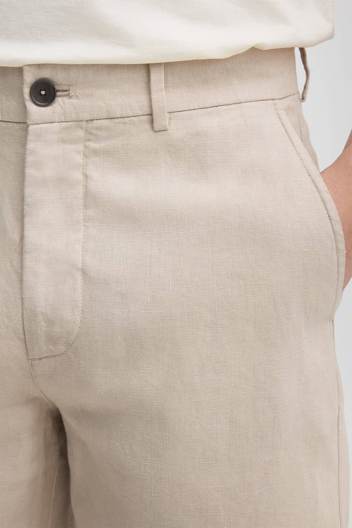 Slanted side pockets and welt pockets at back