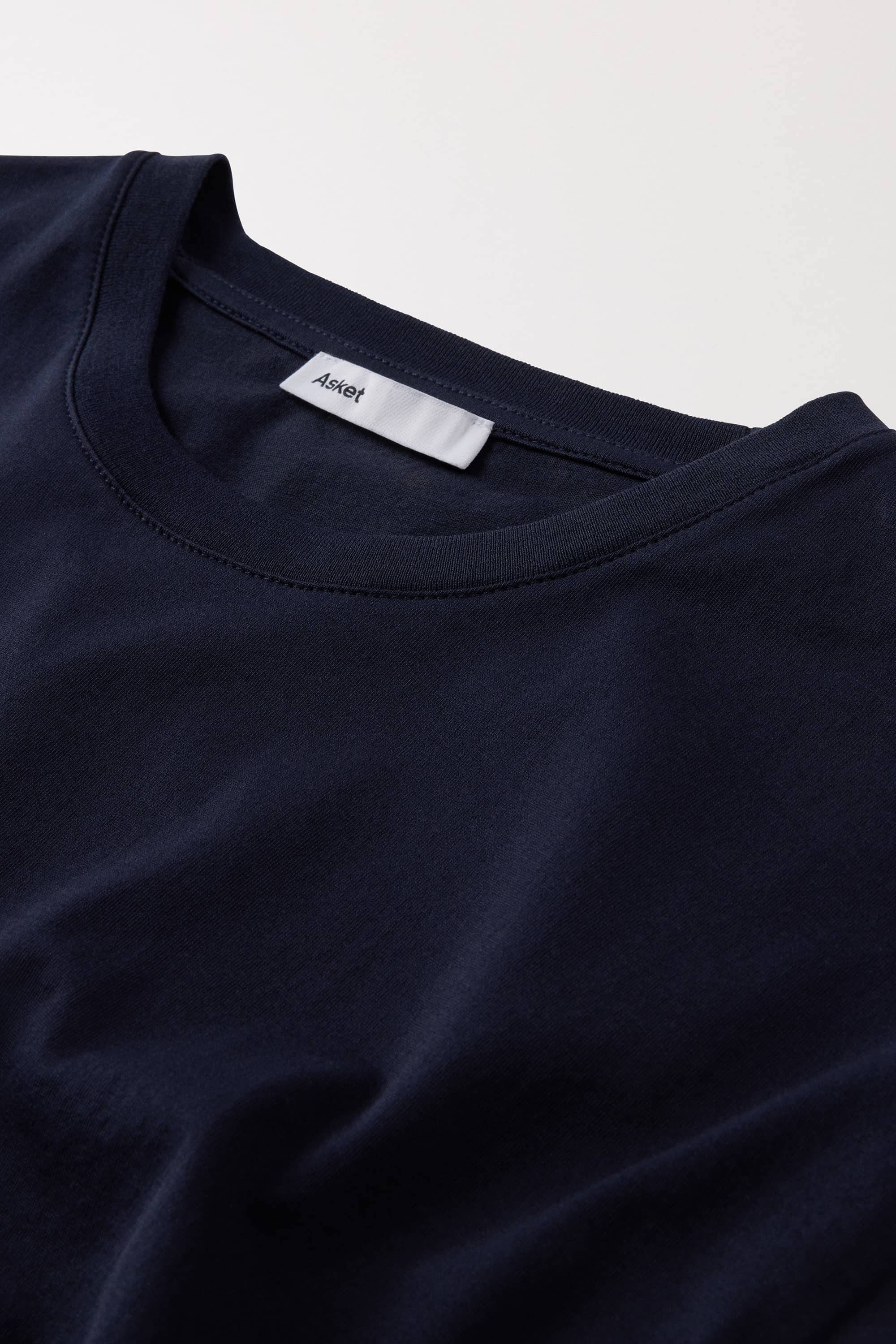 Fine rib-knitted set in crew-neck with single needle stitch