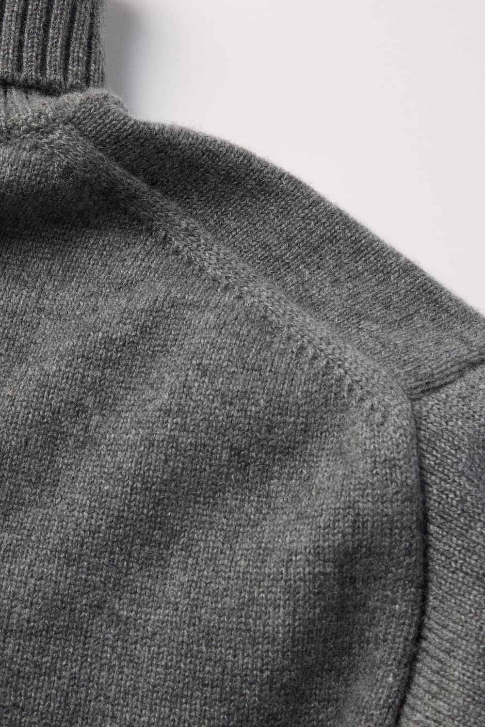 Fully fashioned details on armhole and neckline