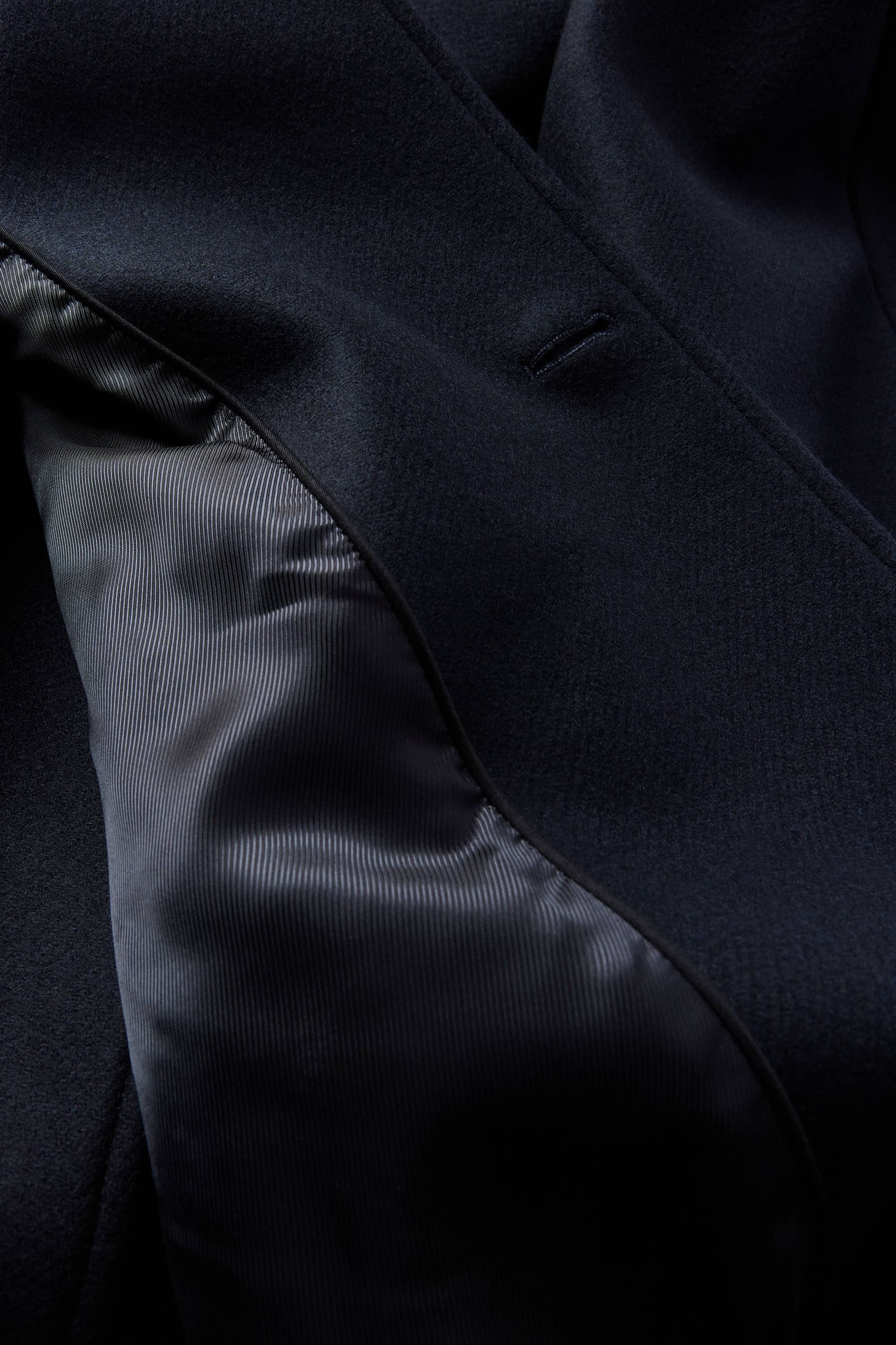 Fully lined interior in viscose twill with bound seams in black cotton piping