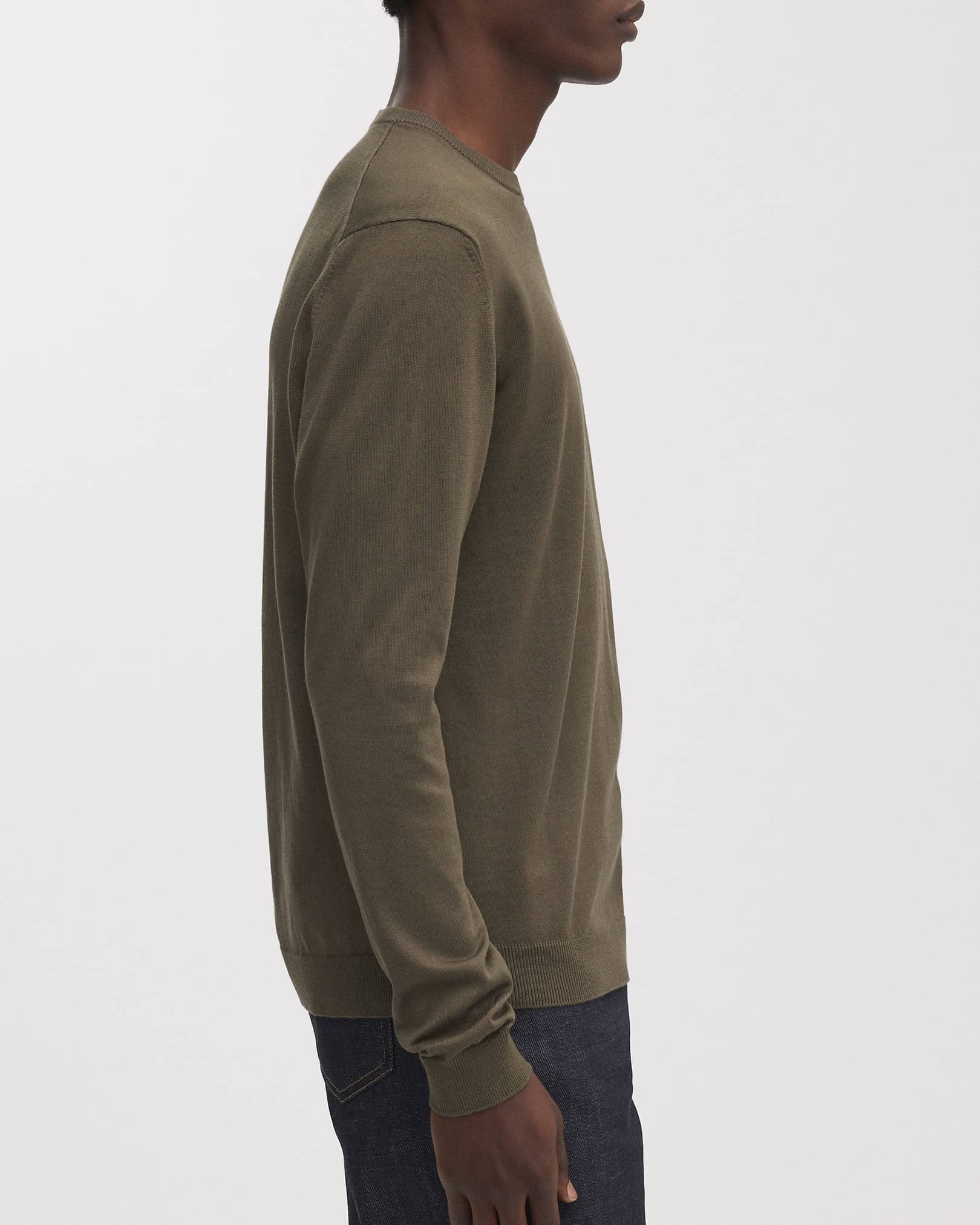 Discretely accentuated 1x1 rib-knitted collar, cuffs and hems
