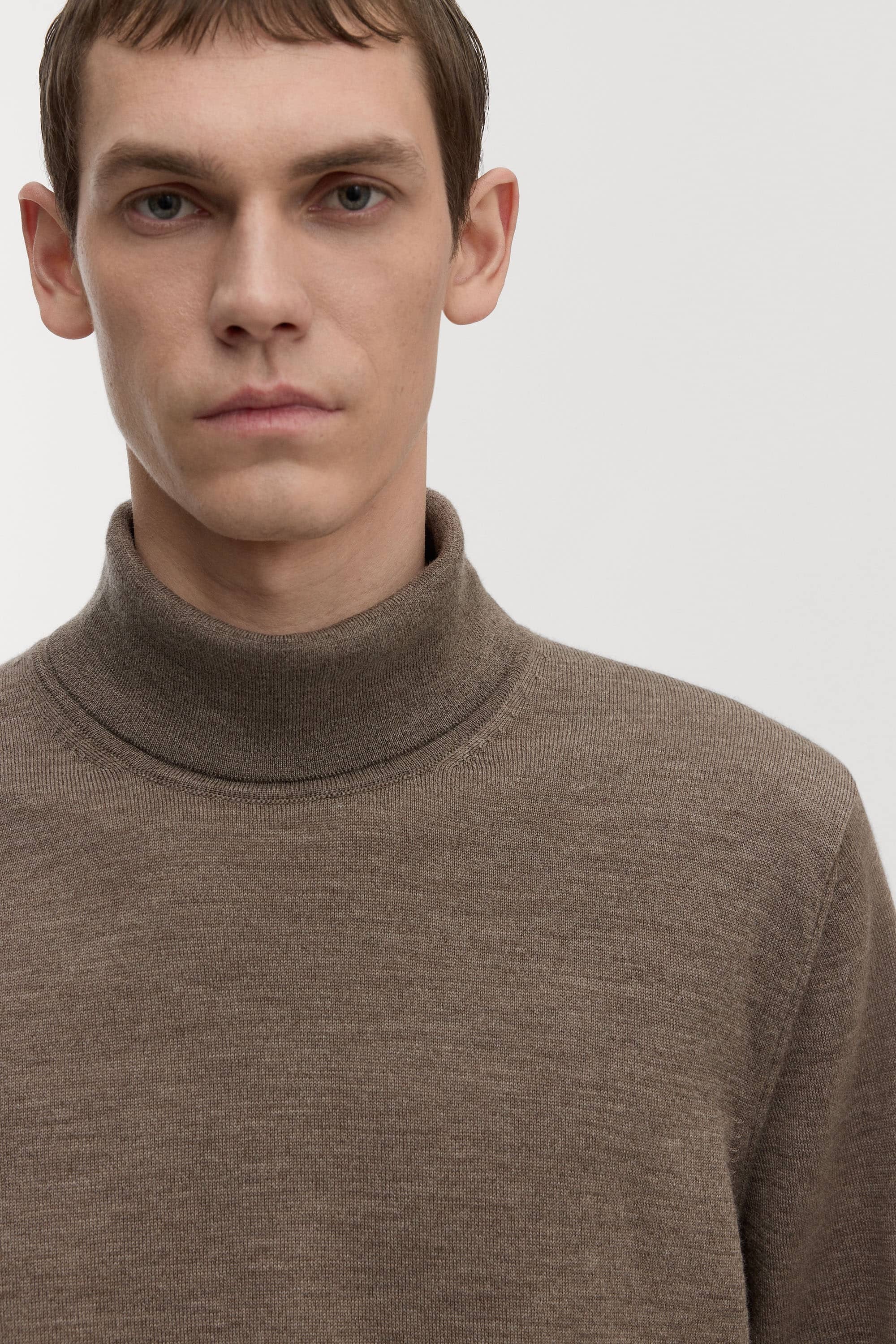 Full needle foldable roll neck collar
