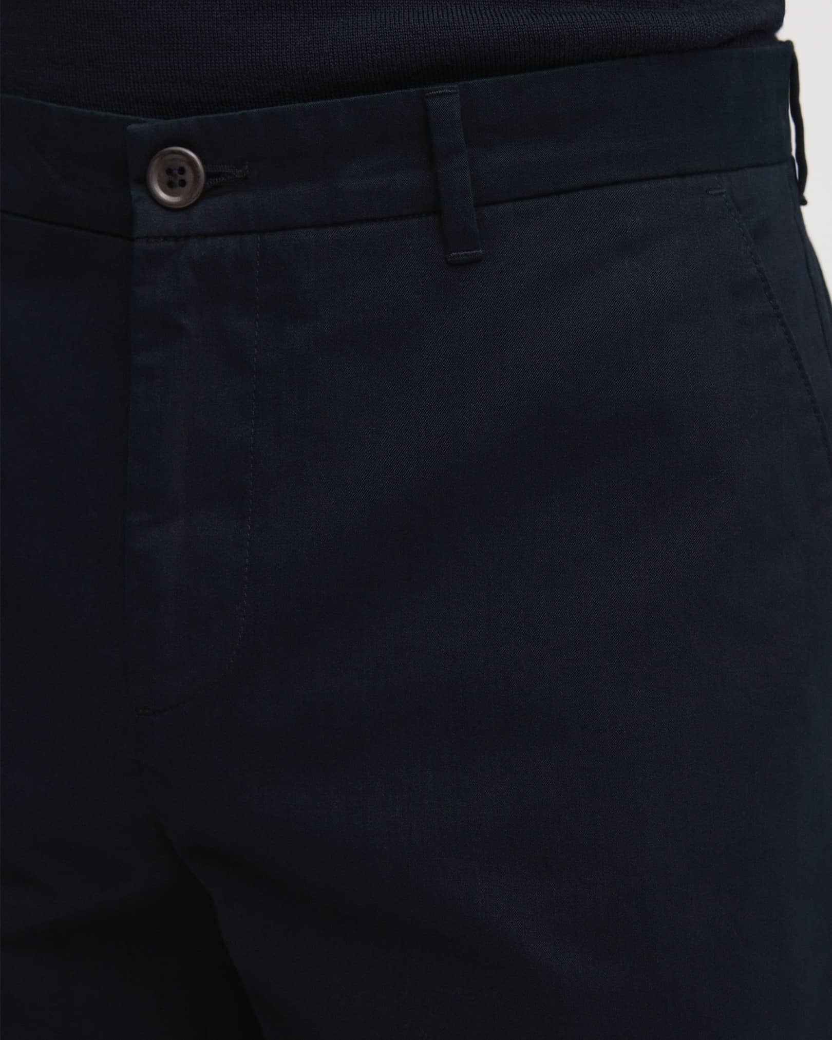 Clean waistband with corozo button and zip closure