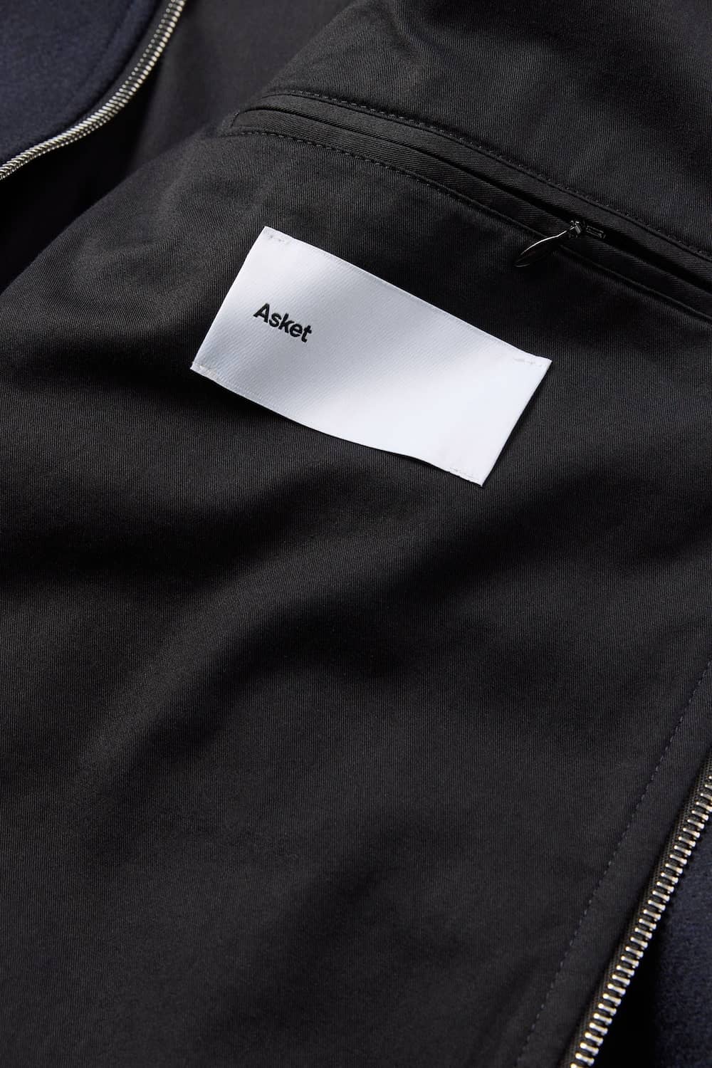 Inside jet pocket with zip closure on the left