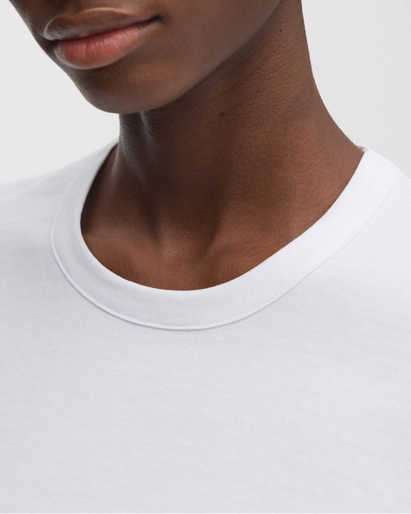 Accentuated body-fabric crew-neck