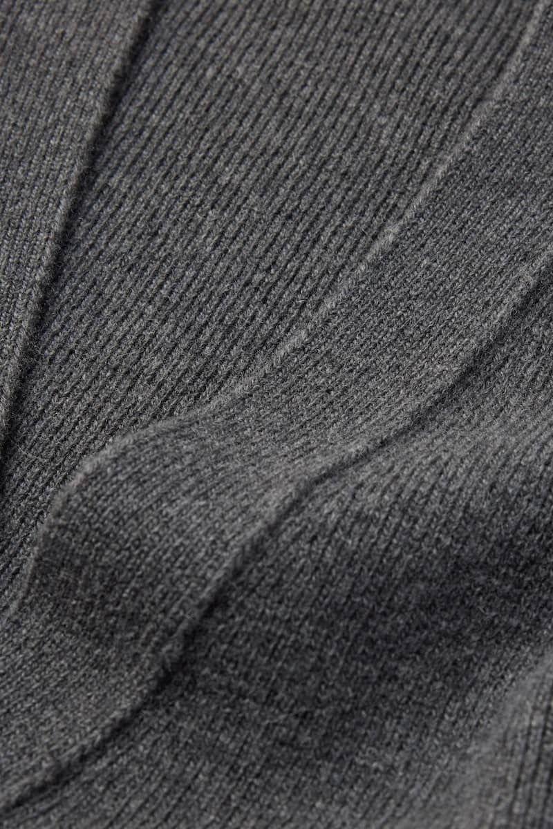 Soft and structured 7 gauge 3-ply full milano knit