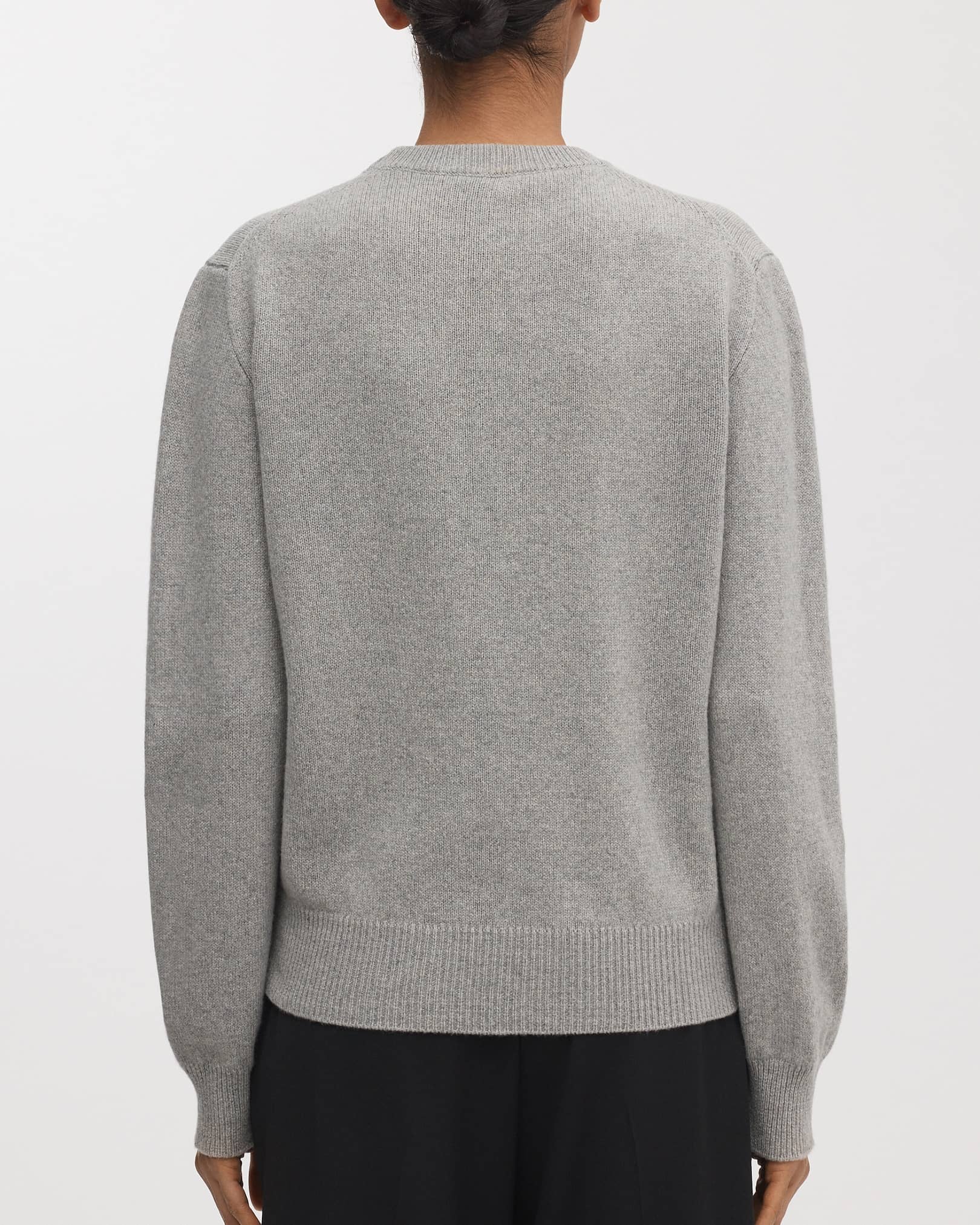 Discrete 1x1 rib-knitted collar, cuffs and hem