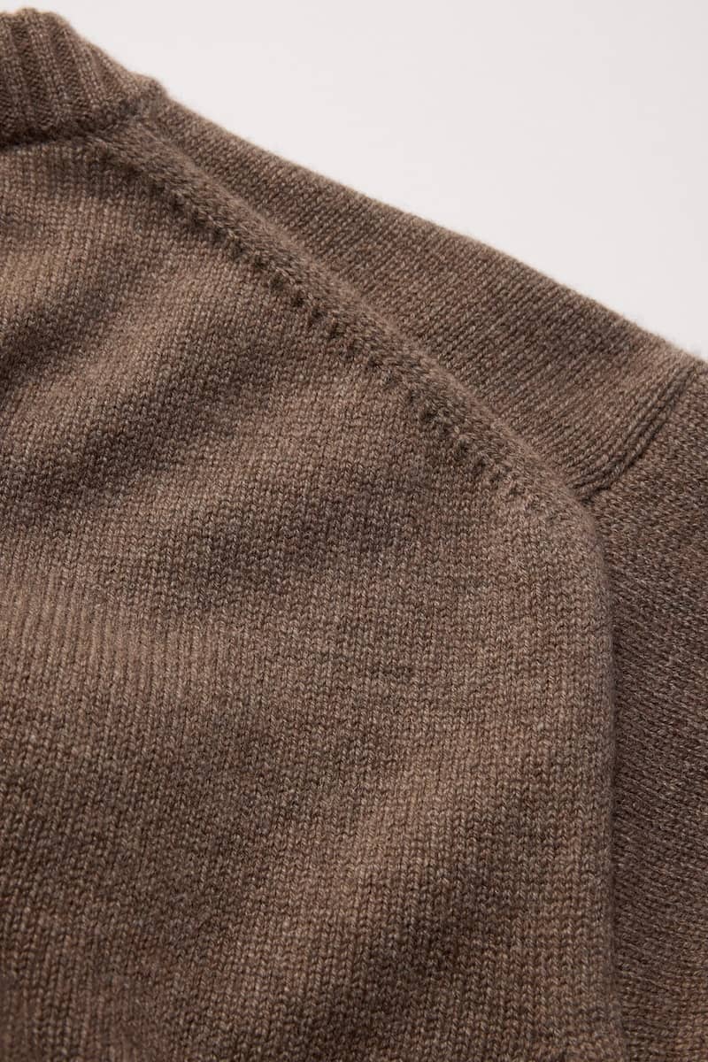 Fully fashioned details on armhole and neckline