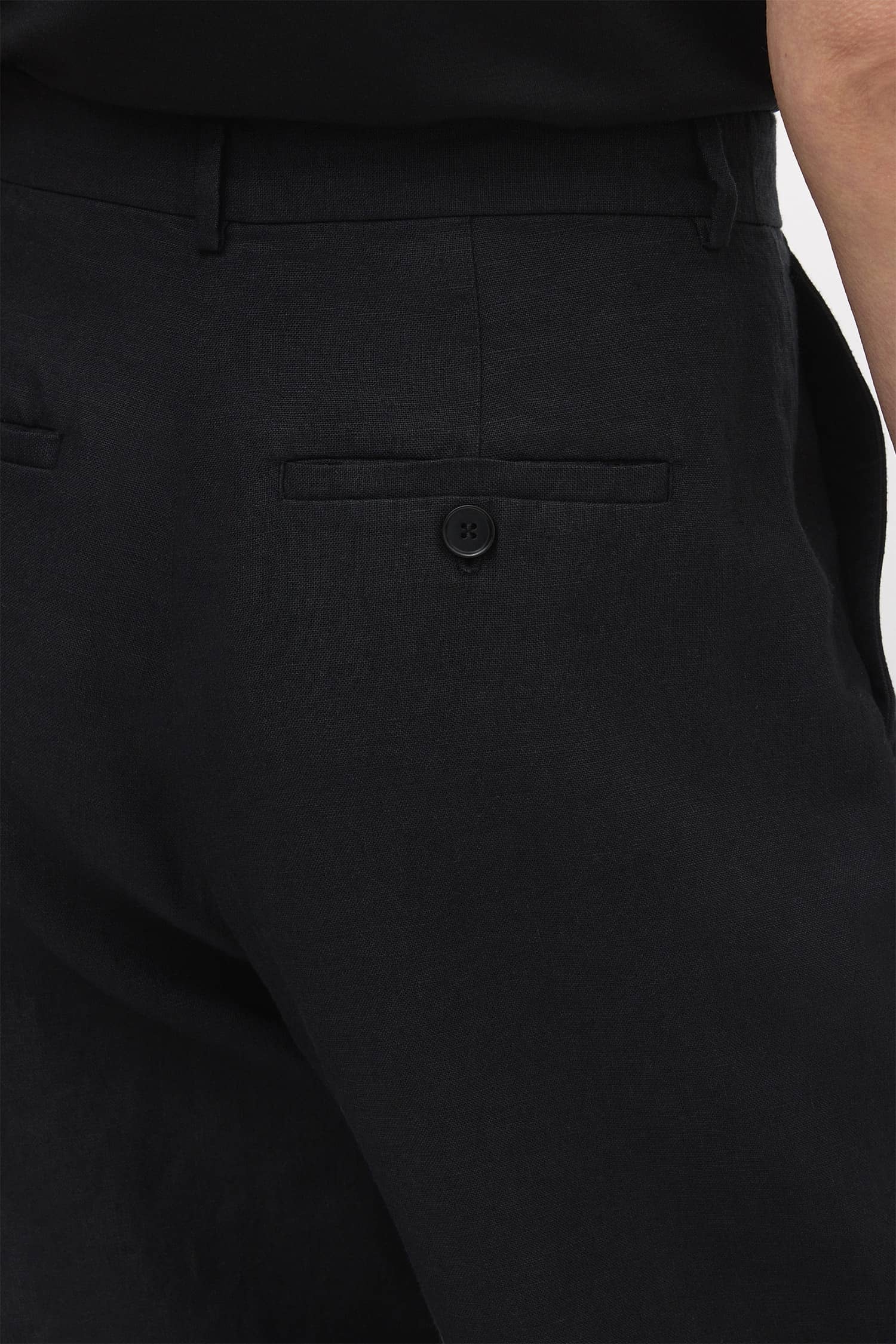 Slanted side pockets and welt pockets at back