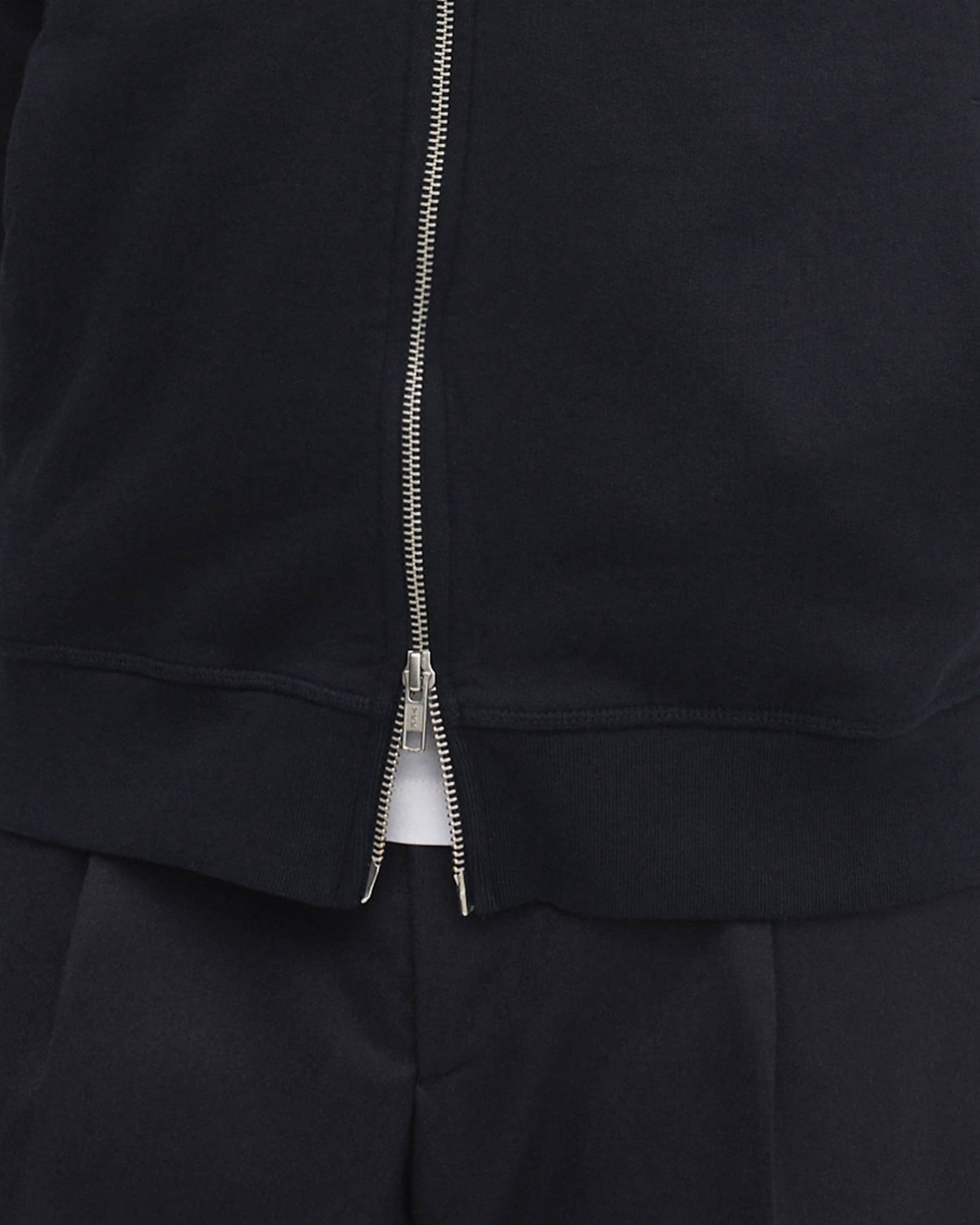 Reinforced, rib-knitted neckline, cuffs and hem with flatlock stitching