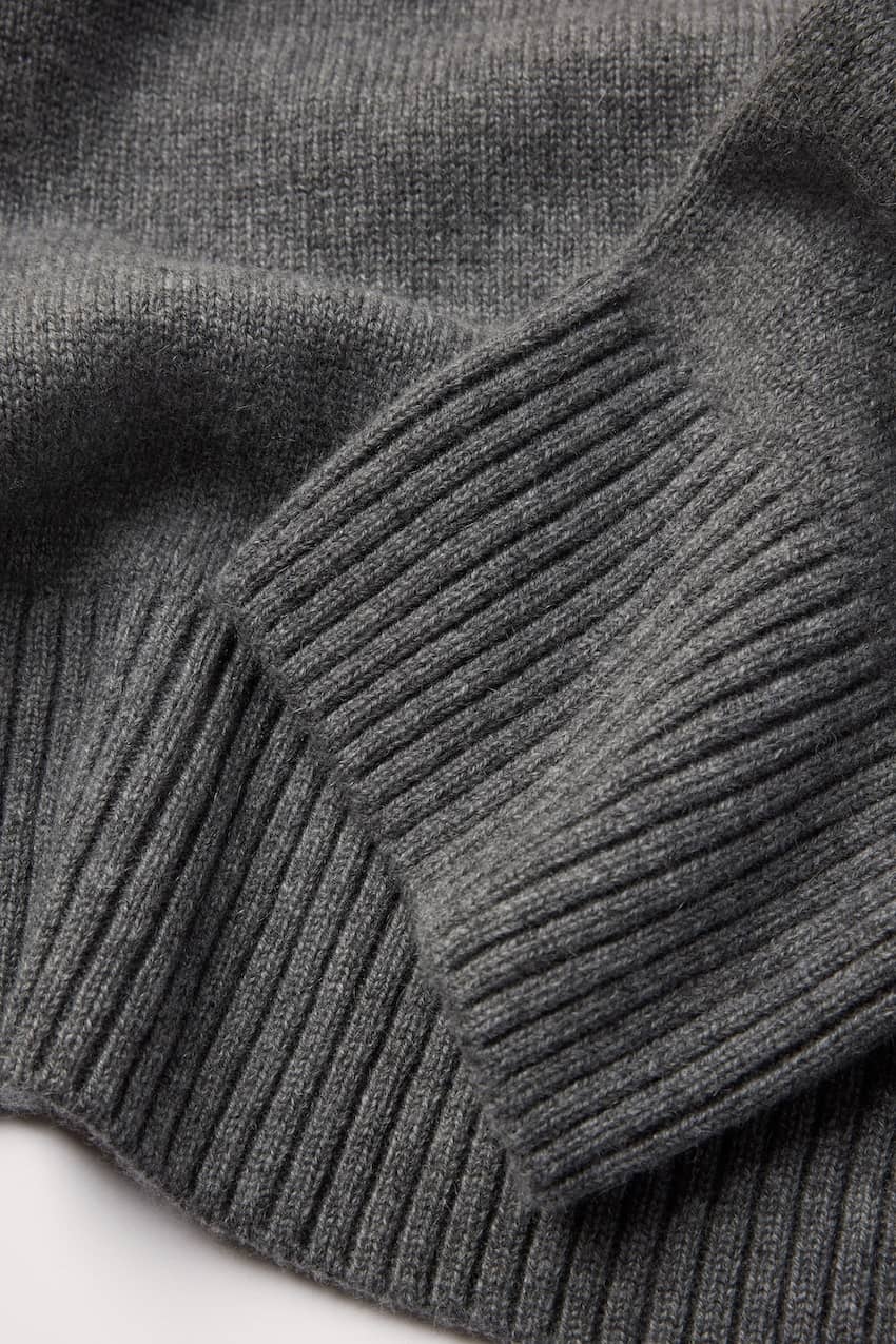 Subtly accentuating 2x2 rib on hem and cuffs