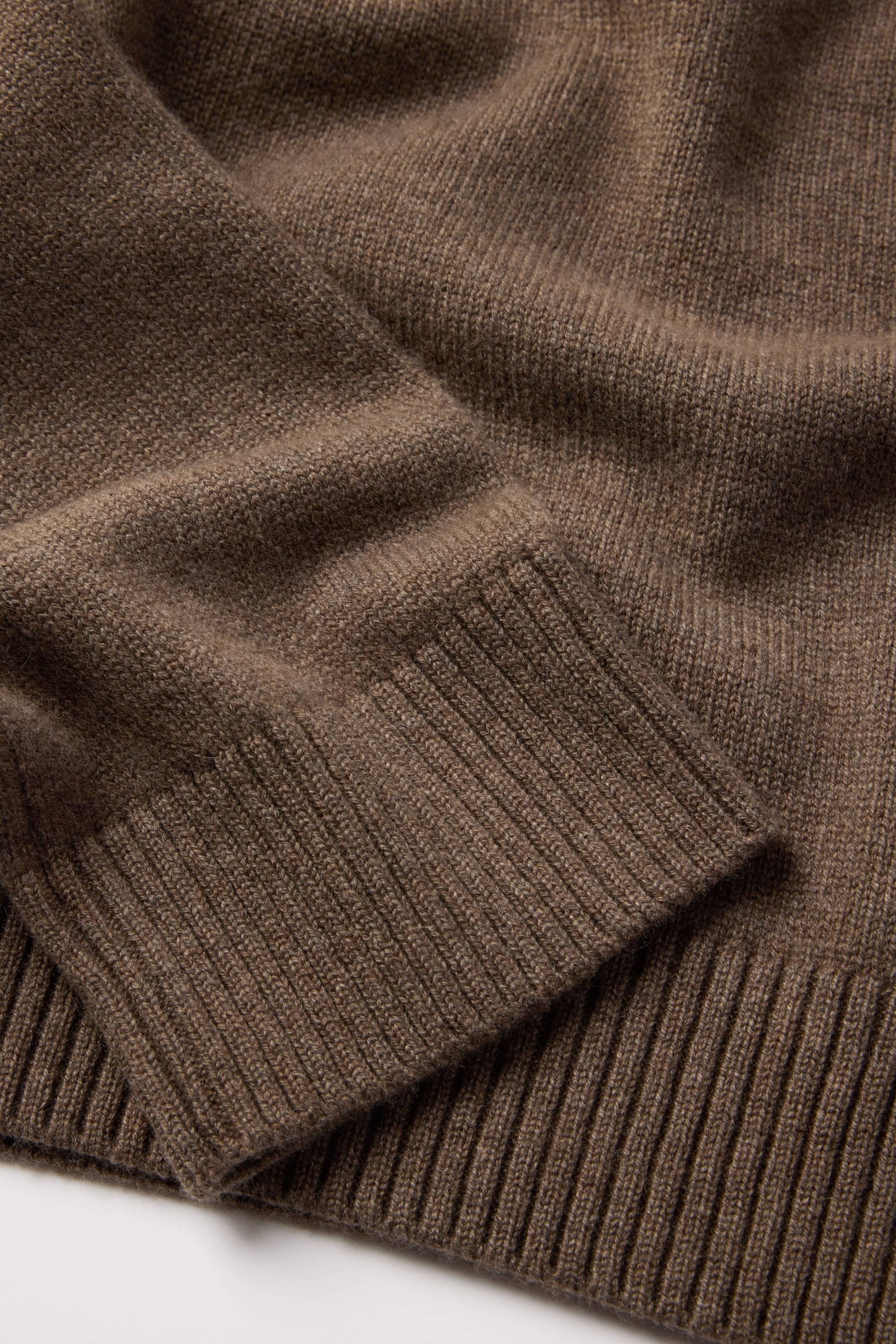 Subtly accentuating 2x2 rib on hem and cuffs