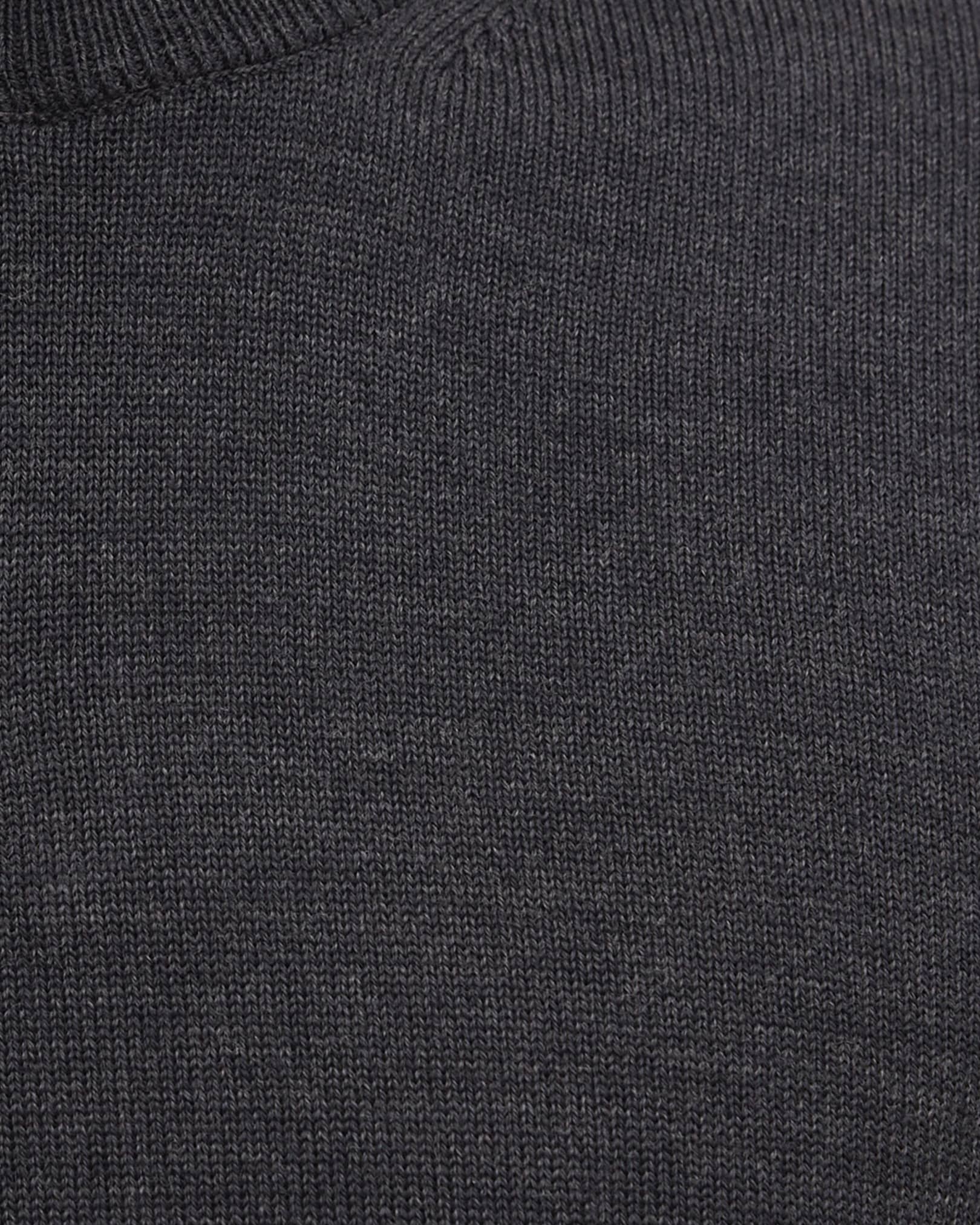 Fully fashioned details on armhole and neckline