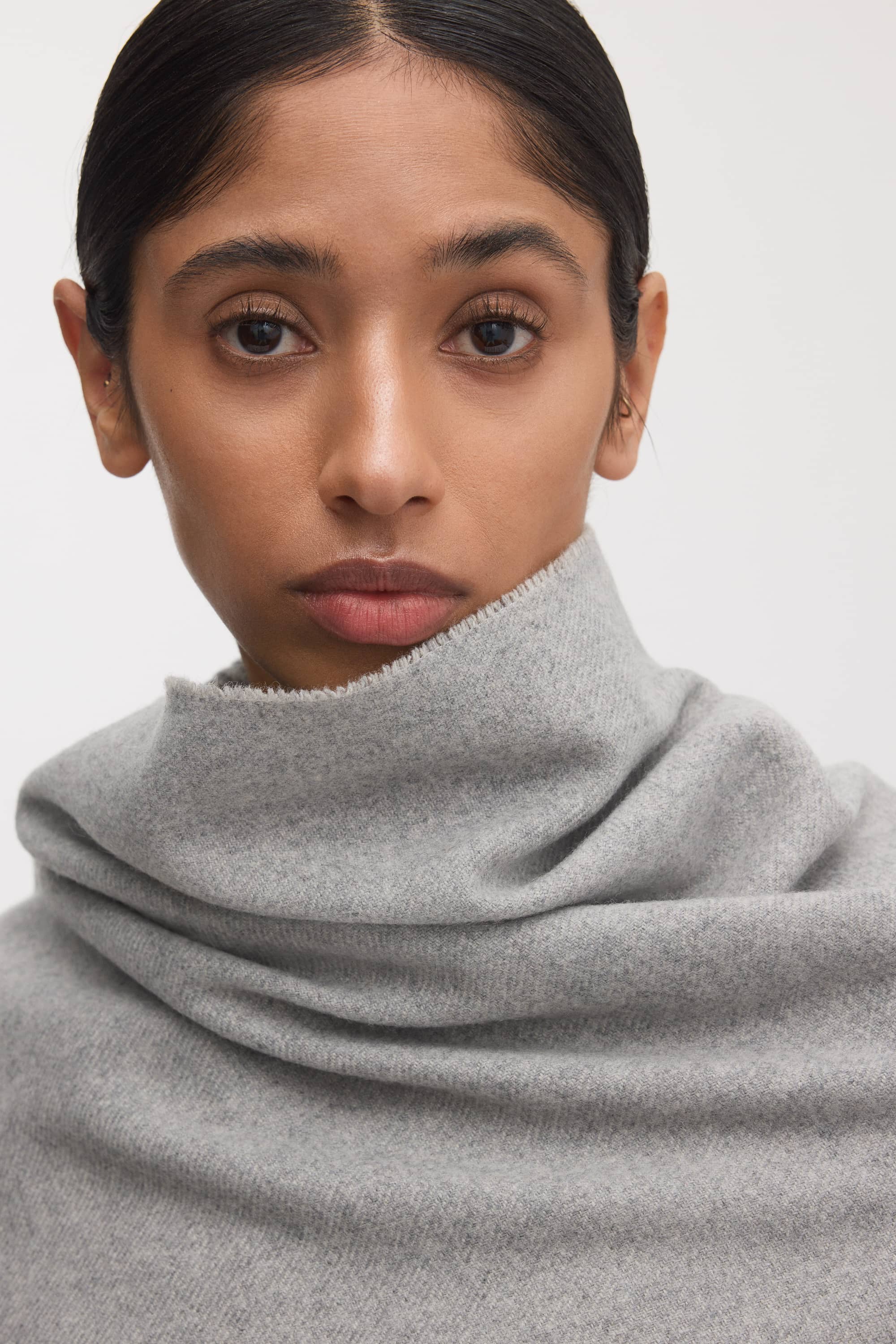 Image number 3 of The Oversized Cashmere Wool Scarf
